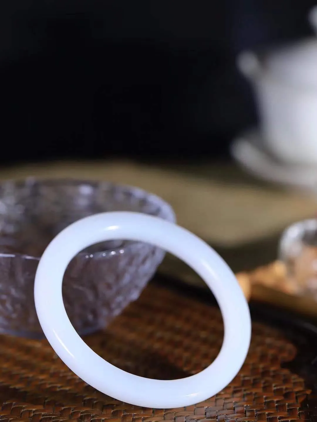 【婉约佳人.手镯】

精品和田玉白玉手镯 玉质温润细腻 油性十足 手感舒适，高华雅逸，线条流畅，简约