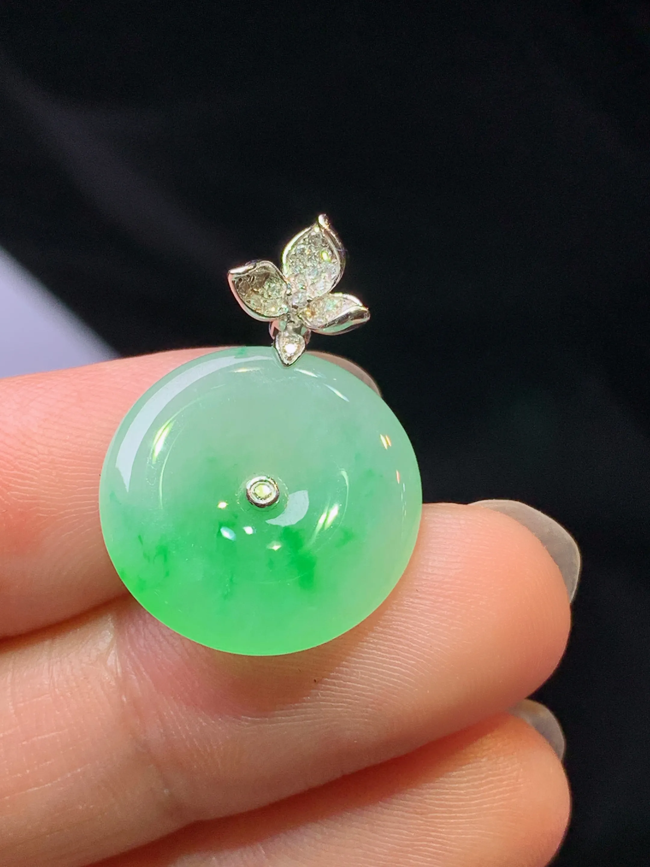 18k金钻镶嵌翠绿平安扣吊坠 玉质细腻 色泽艳丽清新 整体尺寸24.5*17.5*3.3