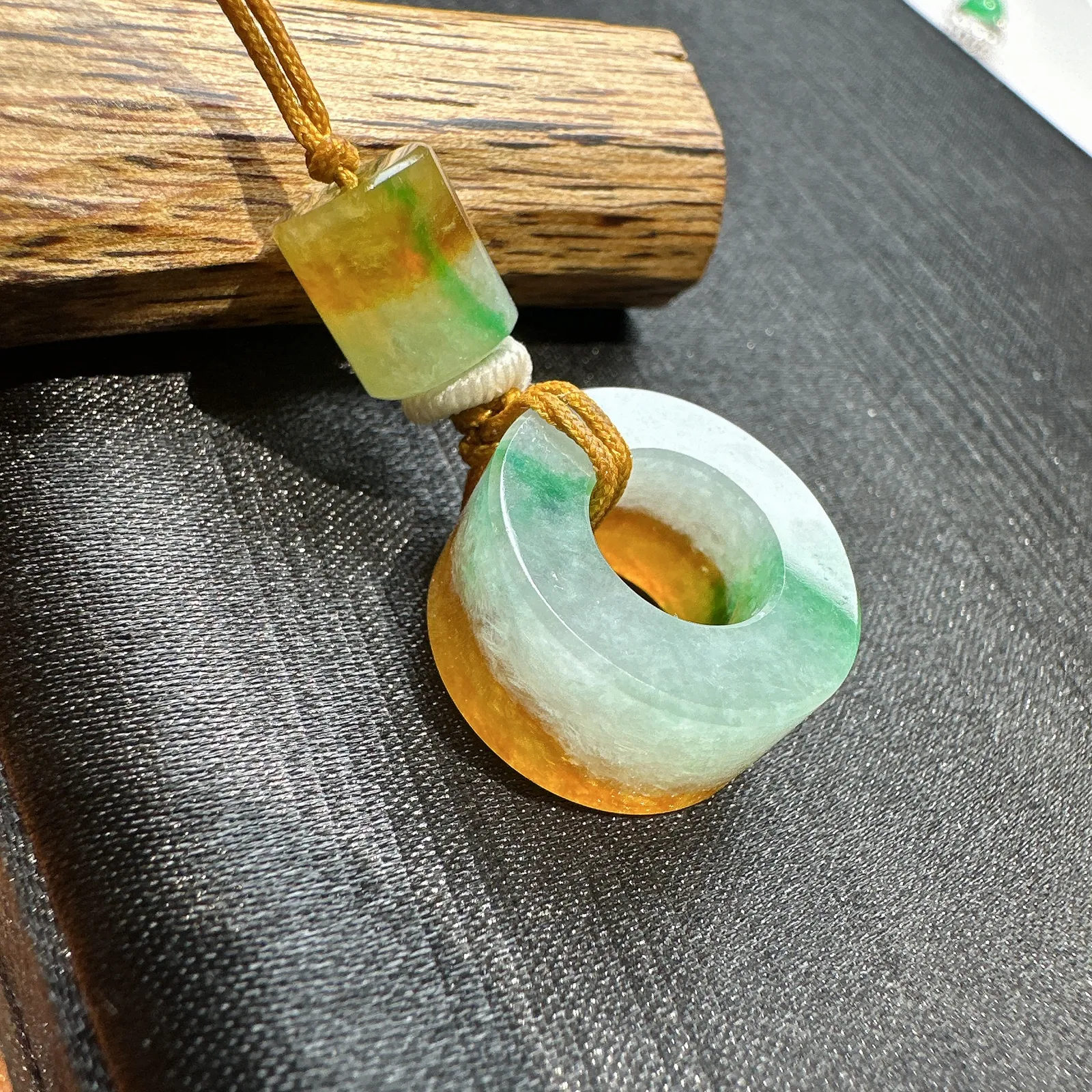 【冰雕种三彩路路通】冰润细腻，起明显的胶感，质地很不错。颜色艳丽，顶珠尺寸8.7*7.9毫米