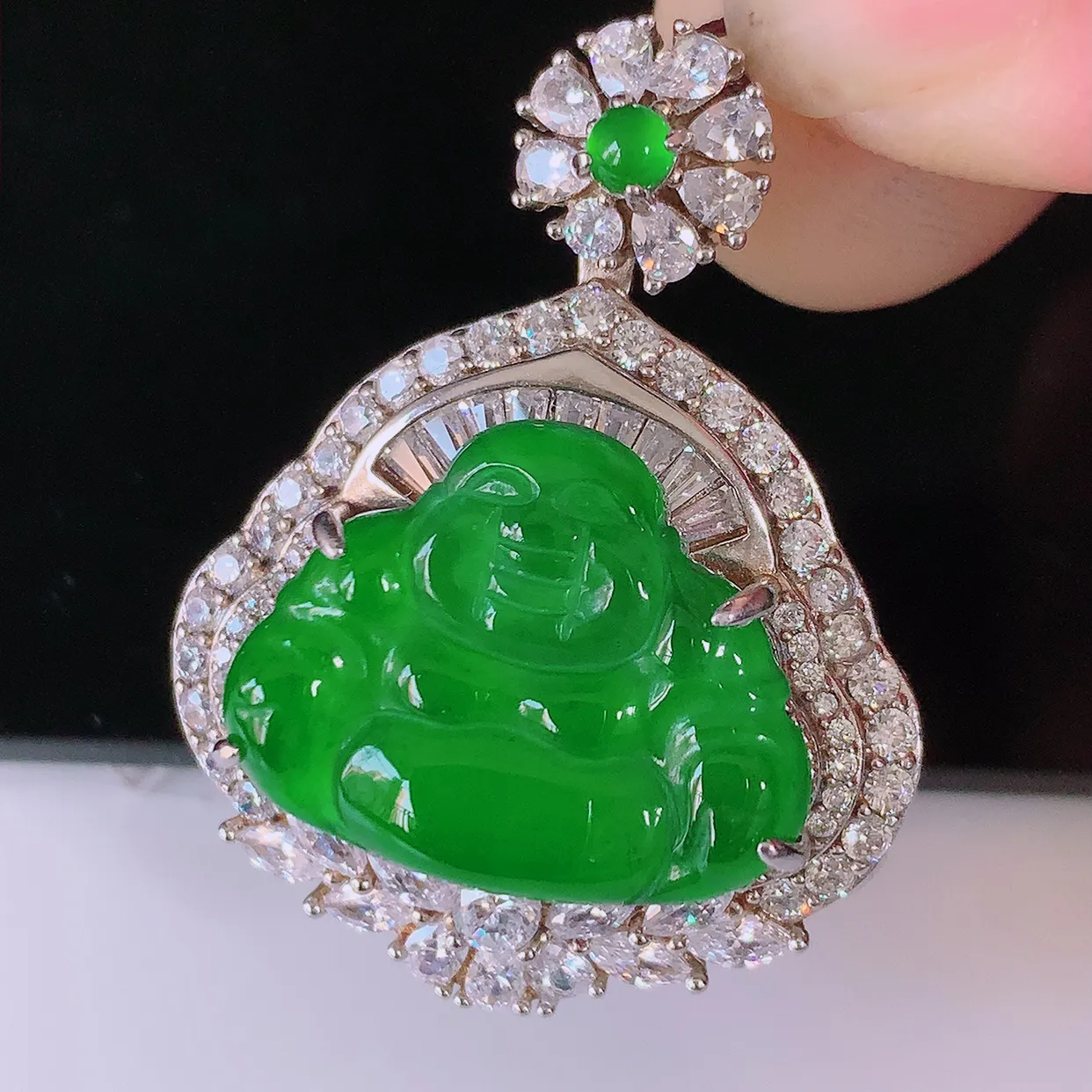 冰透满绿翡翠925银镶嵌佛公吊坠，自然光实拍，翠色灵动，颜色漂亮，种老水足，品相佳，佩戴佳品！#97.13整体33.8*26.8*12.8/裸石20*15.5