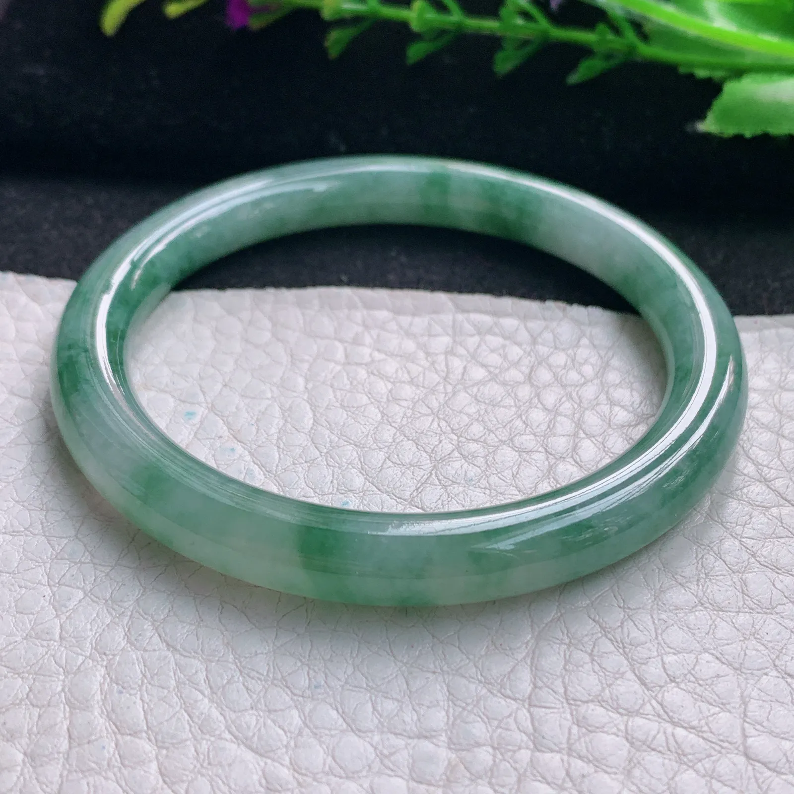 n实拍54*7.4*7.7美人镯 天然缅甸翡翠飘花玉手镯 灵动圆条叮当镯