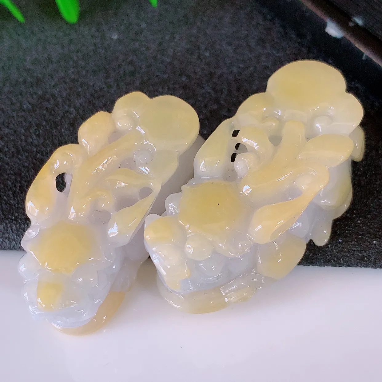 自然光实拍，冰润黄翡双彩翡翠一对招财貔貅吊坠，民间有“一摸貔貅运程旺盛，再摸貔貅财运滚滚，三摸貔貅平步青云 ”的美好祝愿。#41.13尺寸37.5*16.8*15.5，35-15.5-16