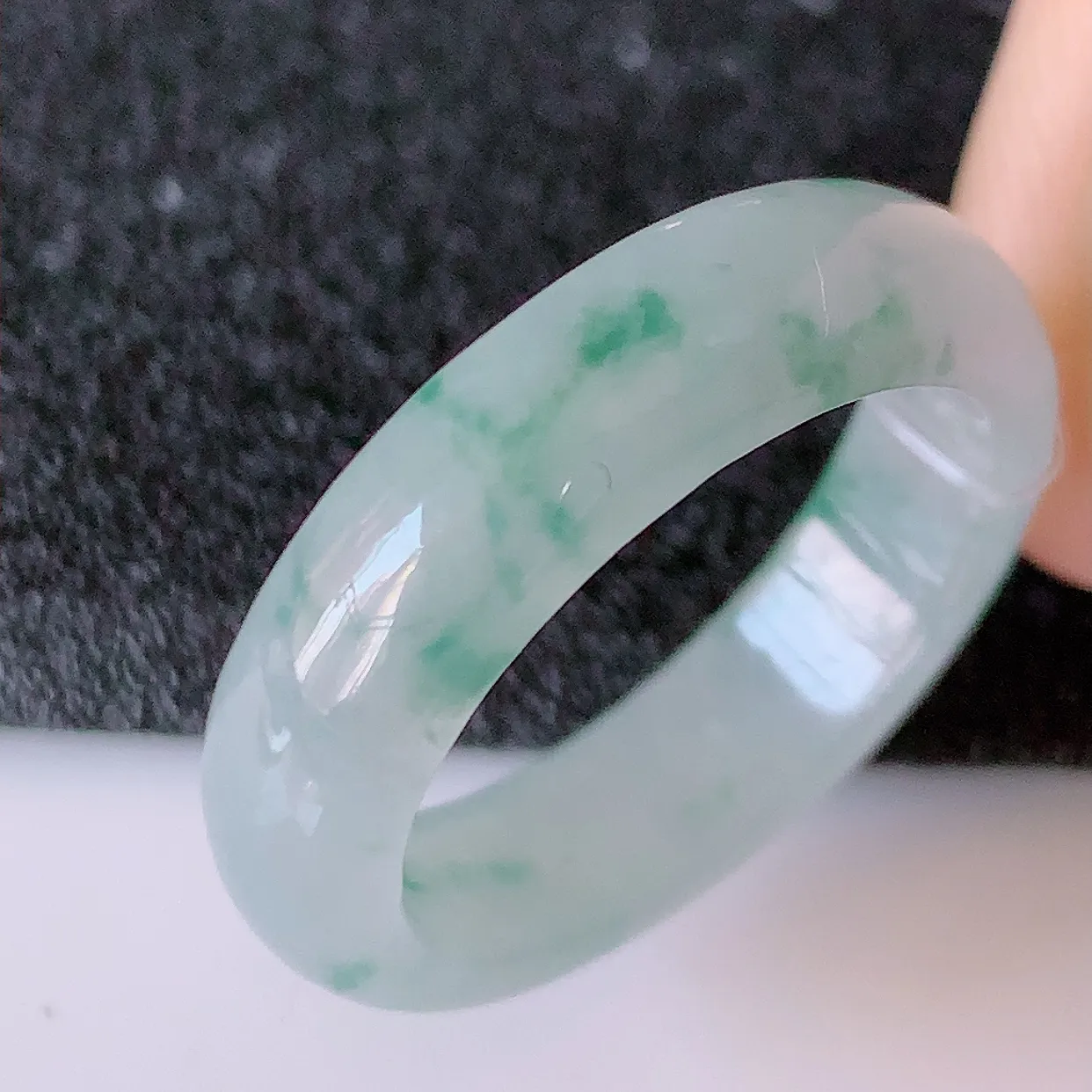 自然光实拍，18.2mm内径冰种飘花翡翠指环，玉戒指，玉质莹润，好精美好冰润的指环，17圈口，上手纤巧！#49.13尺寸18.2-5.5-3