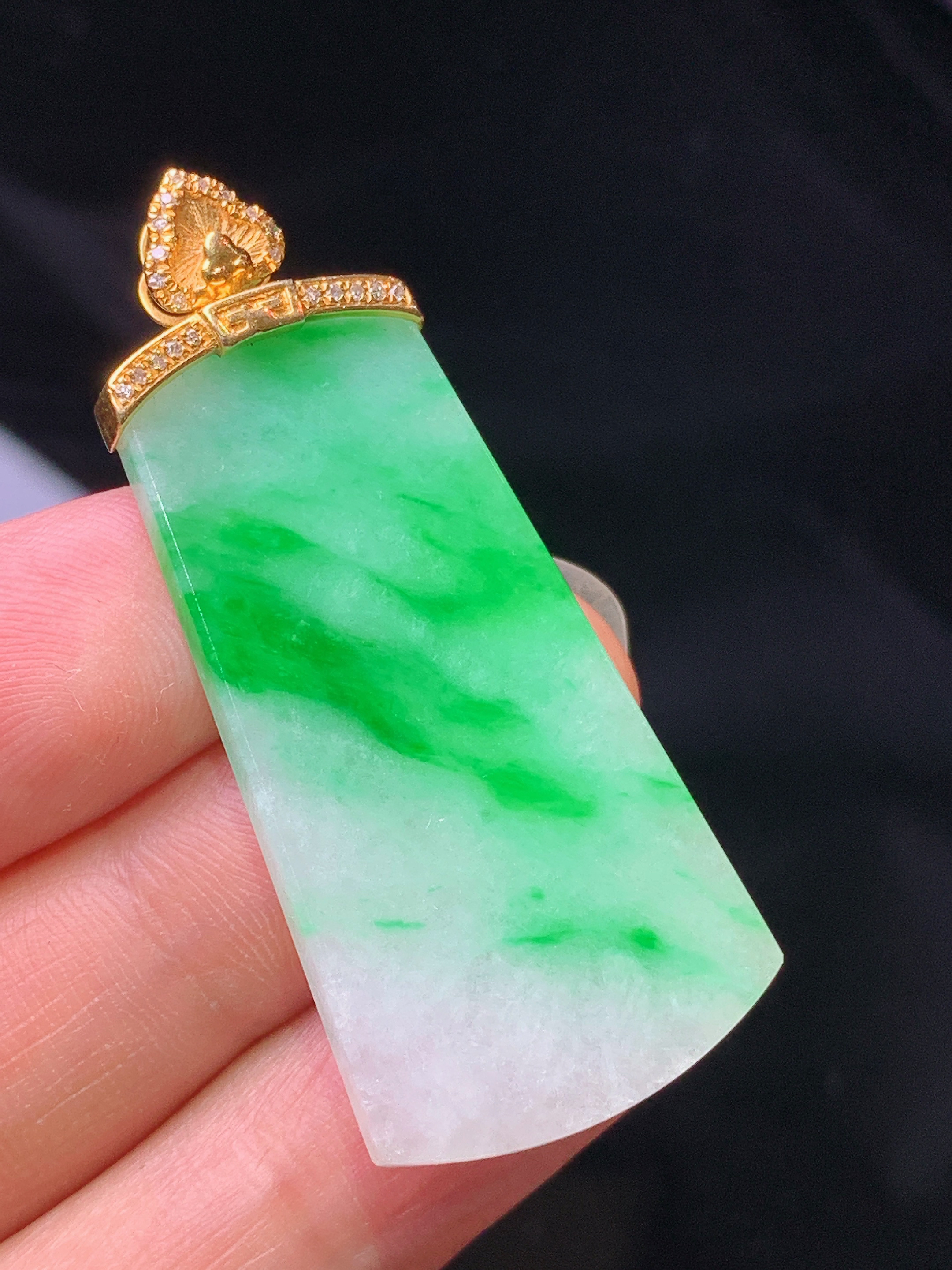18k金钻镶嵌飘绿无事牌吊坠 玉质细腻 色泽艳丽清新 整体尺寸45*20*2.8