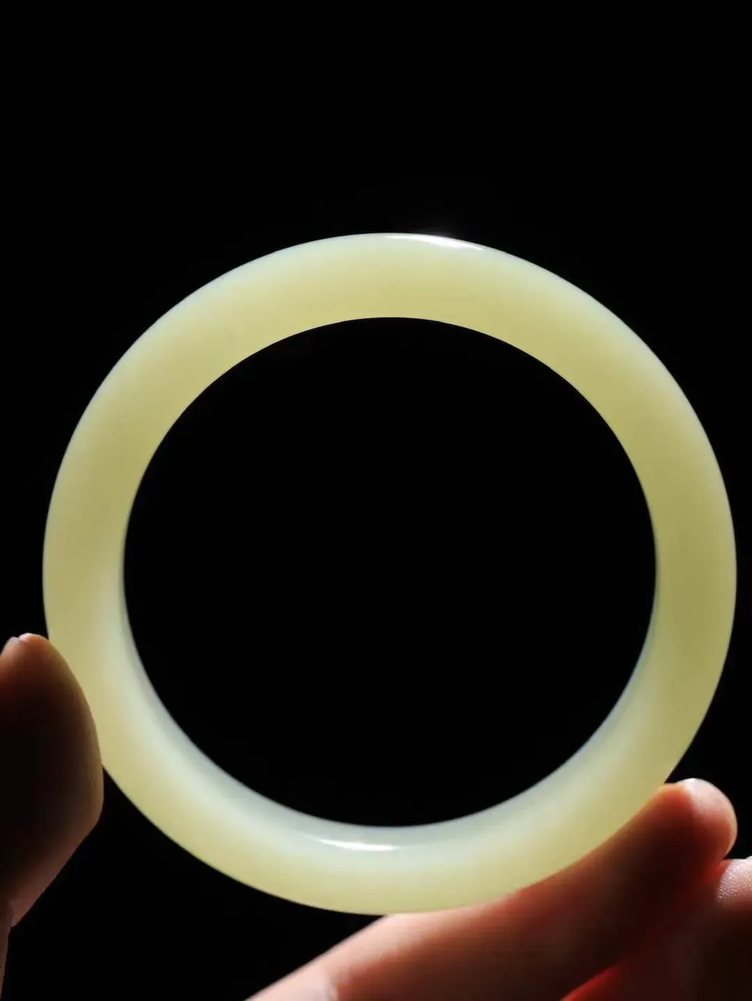 【晴水相伴.镯】

精品️和田玉晴水手镯，以其淡雅的晴水色调，成为腕间的一抹亮色。玉质细腻，触感温润，佩戴它，感受玉石的温度与自然的灵性，让每一天都充满诗意与美好。重51克  尺寸58-11.5-8.5mm   75161454A