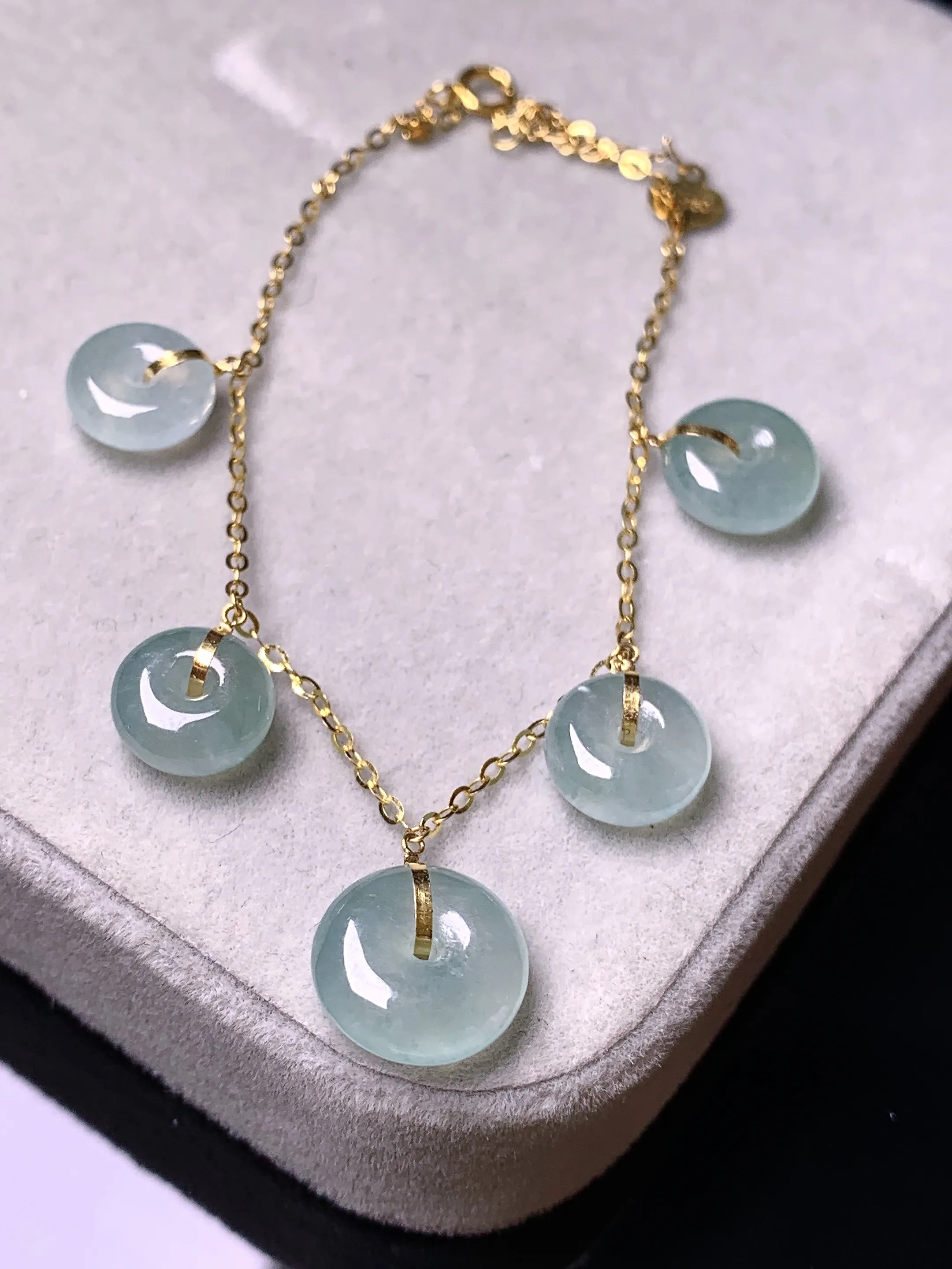 18k金镶嵌冰种平安扣手链 玉质细腻 色泽艳丽清新 整体尺寸10.3*3.6