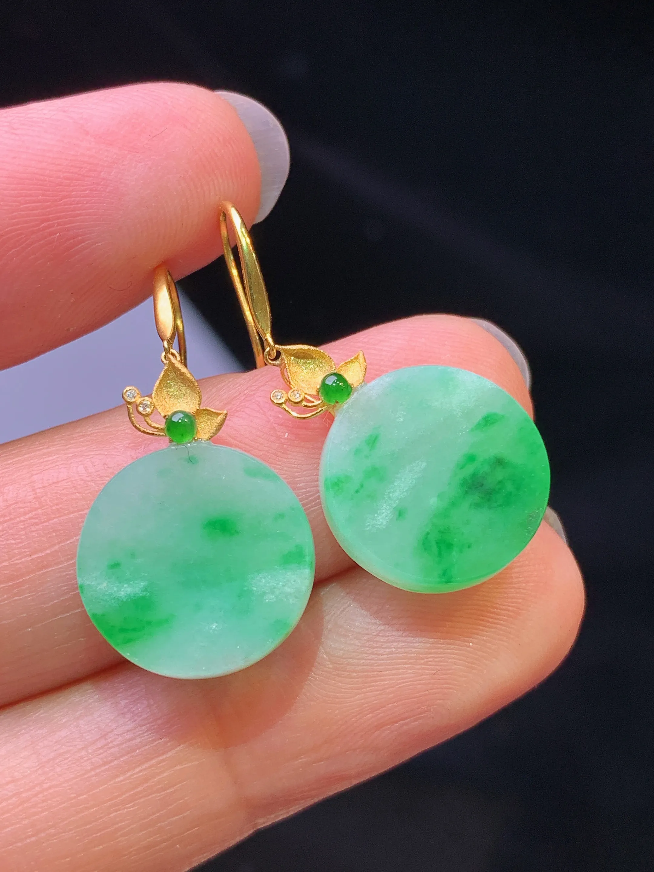 18k金镶嵌飘绿圆牌耳坠 玉质细腻 色泽艳丽清新 整体尺寸27*13.2*3.2