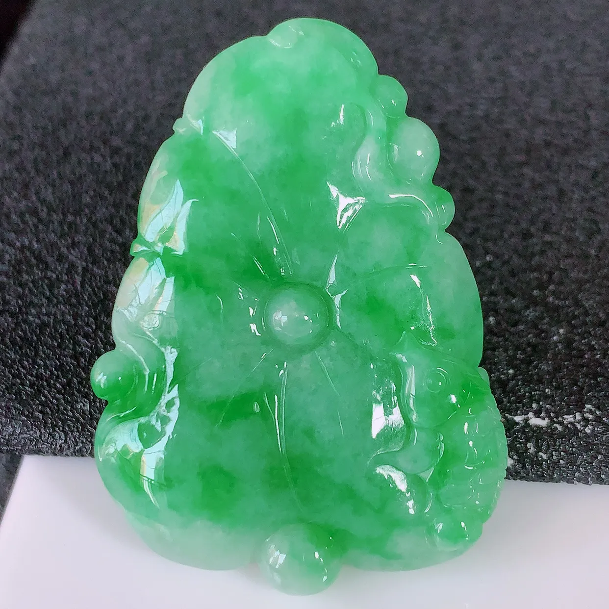 自然光实拍，冰润飘绿翡翠荷叶鱼、和和美美玉坠，财源广进，自然隐逸、荷本是素不着尘之物，有和美之寓意。