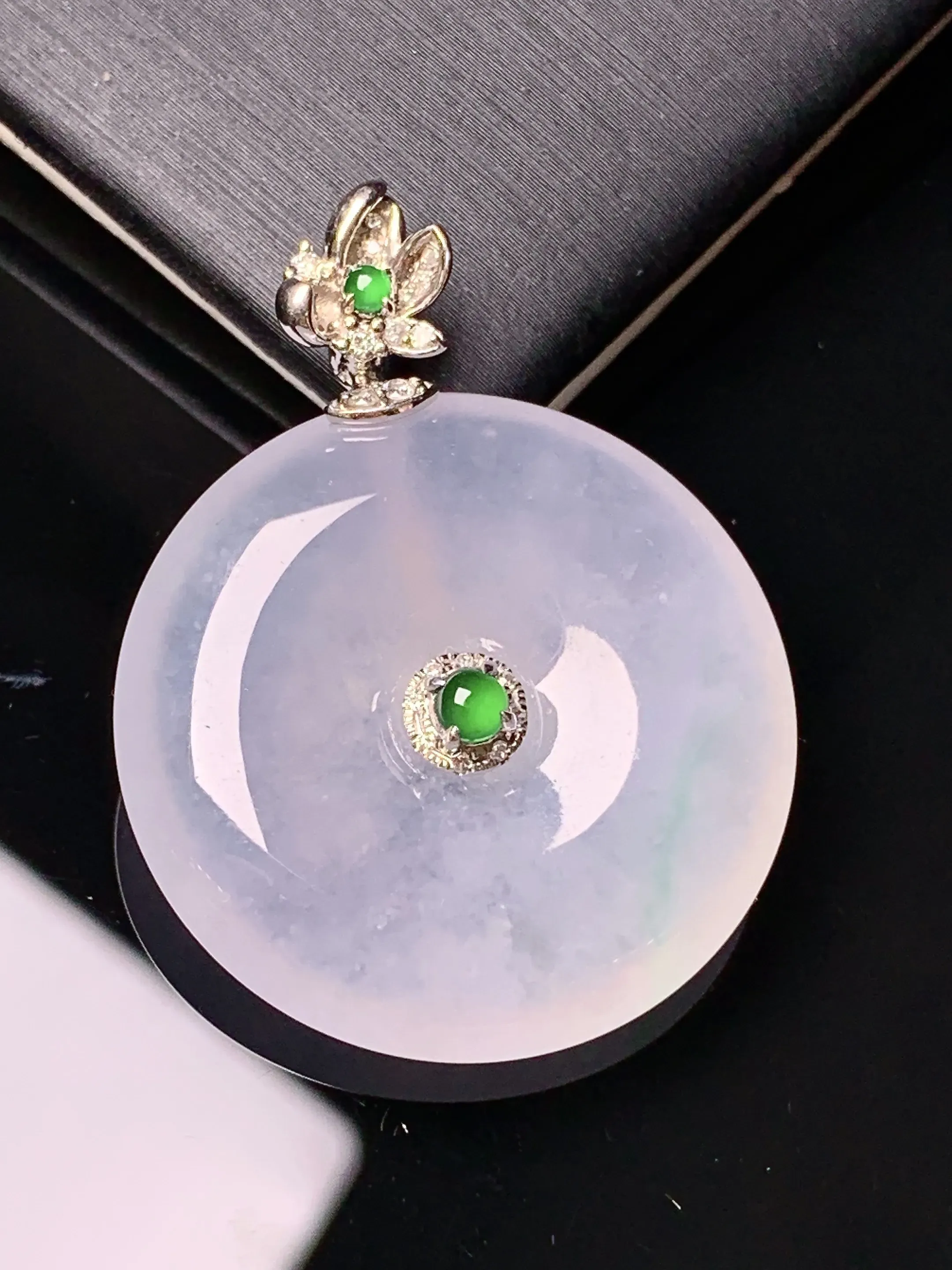 18k金镶嵌冰种平安扣吊坠 玉质细腻 色泽艳丽清新 整体尺寸36.7*27.6*6.3