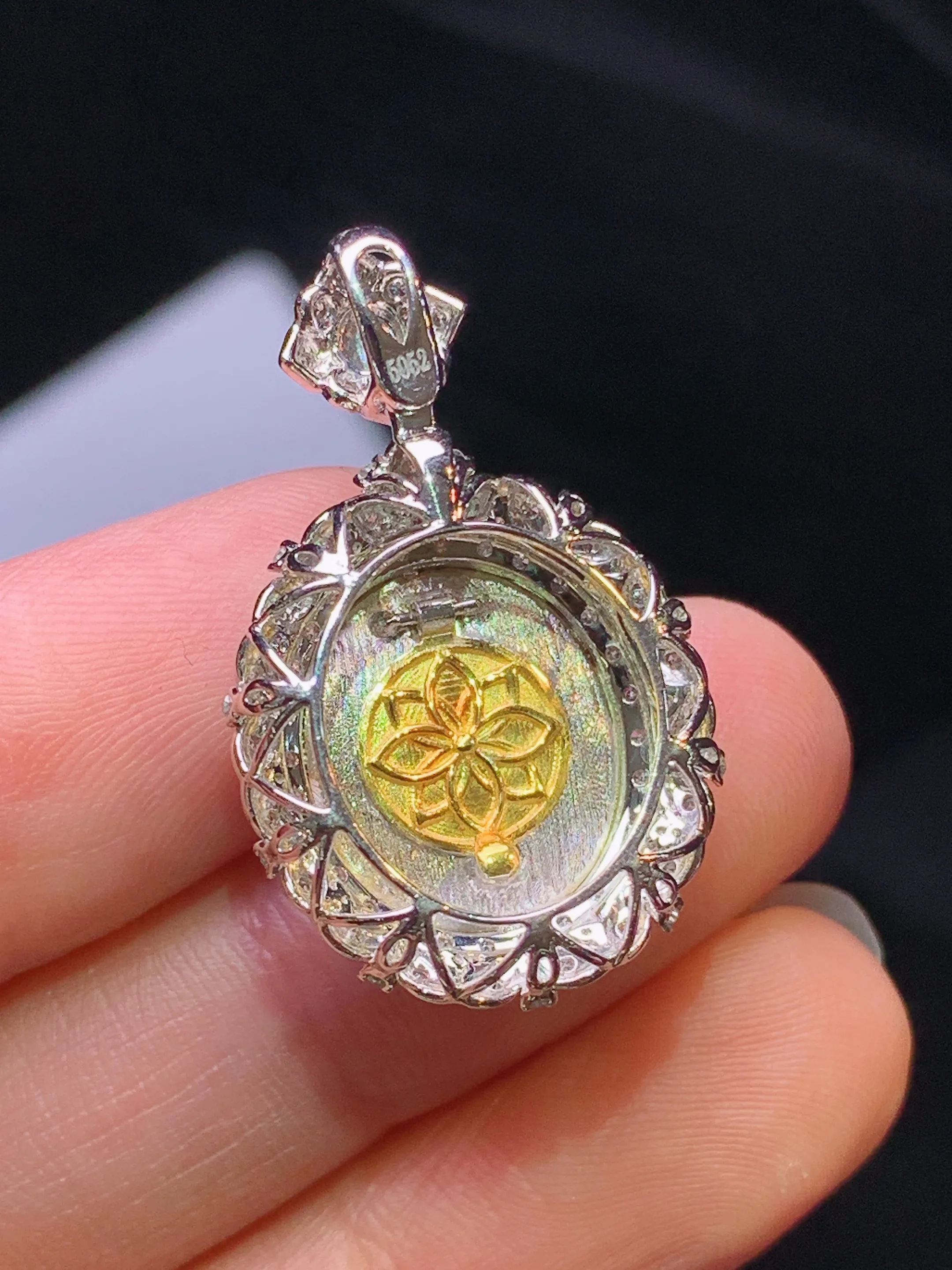 18k金钻镶嵌翠绿蛋面吊坠 玉质细腻 色泽艳丽清新 整体尺寸29*18*11.2