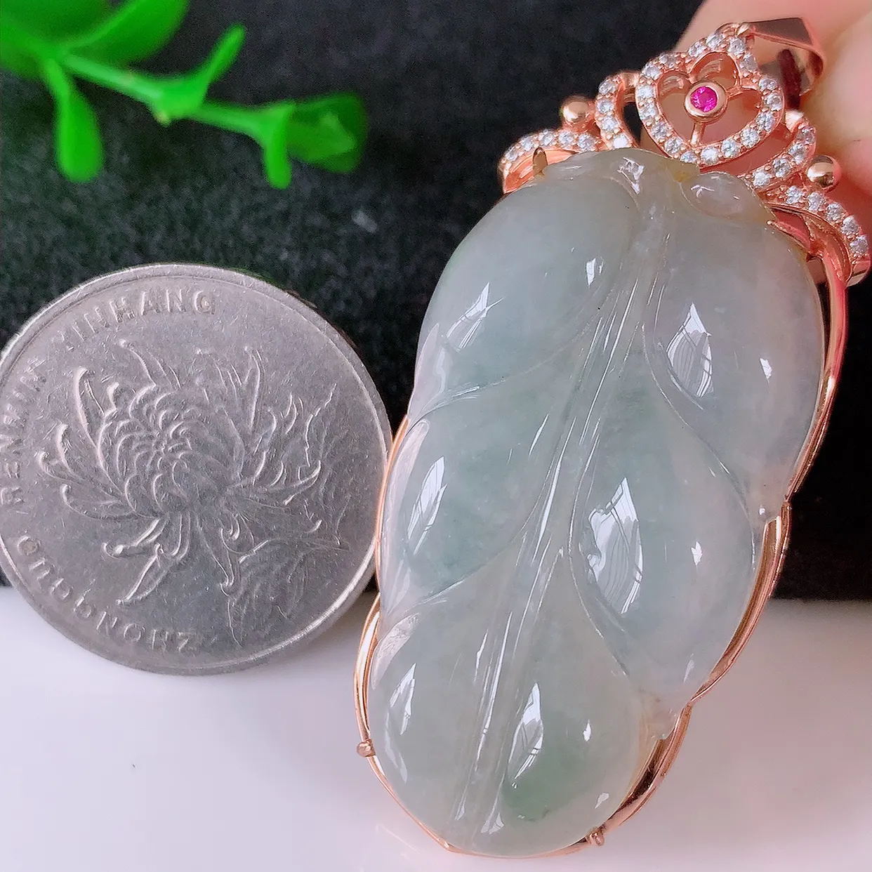 冰透翡翠925银镶嵌叶子吊坠，自然光实拍，翠色灵动，颜色漂亮，种老水足，品相佳，佩戴佳品！#150.2整体53*22.5*9.5裸石38.5*21.5-