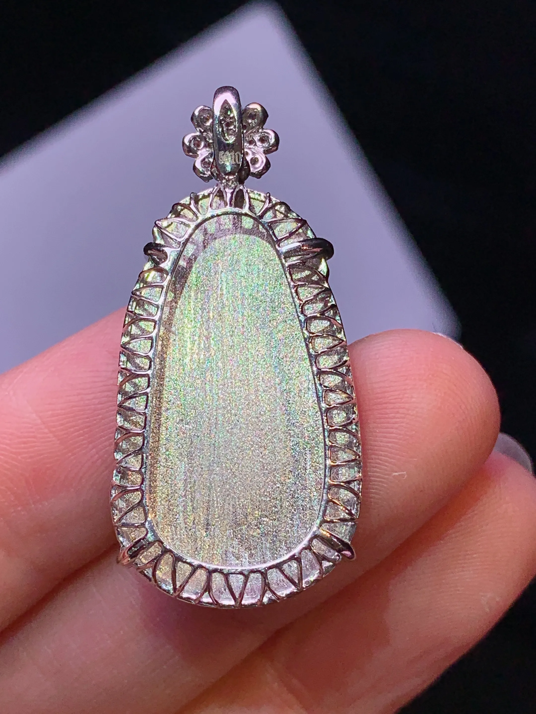 18k金钻镶嵌翠绿如意吊坠 玉质细腻 色泽艳丽清新 整体尺寸35.2*16.6*6.2