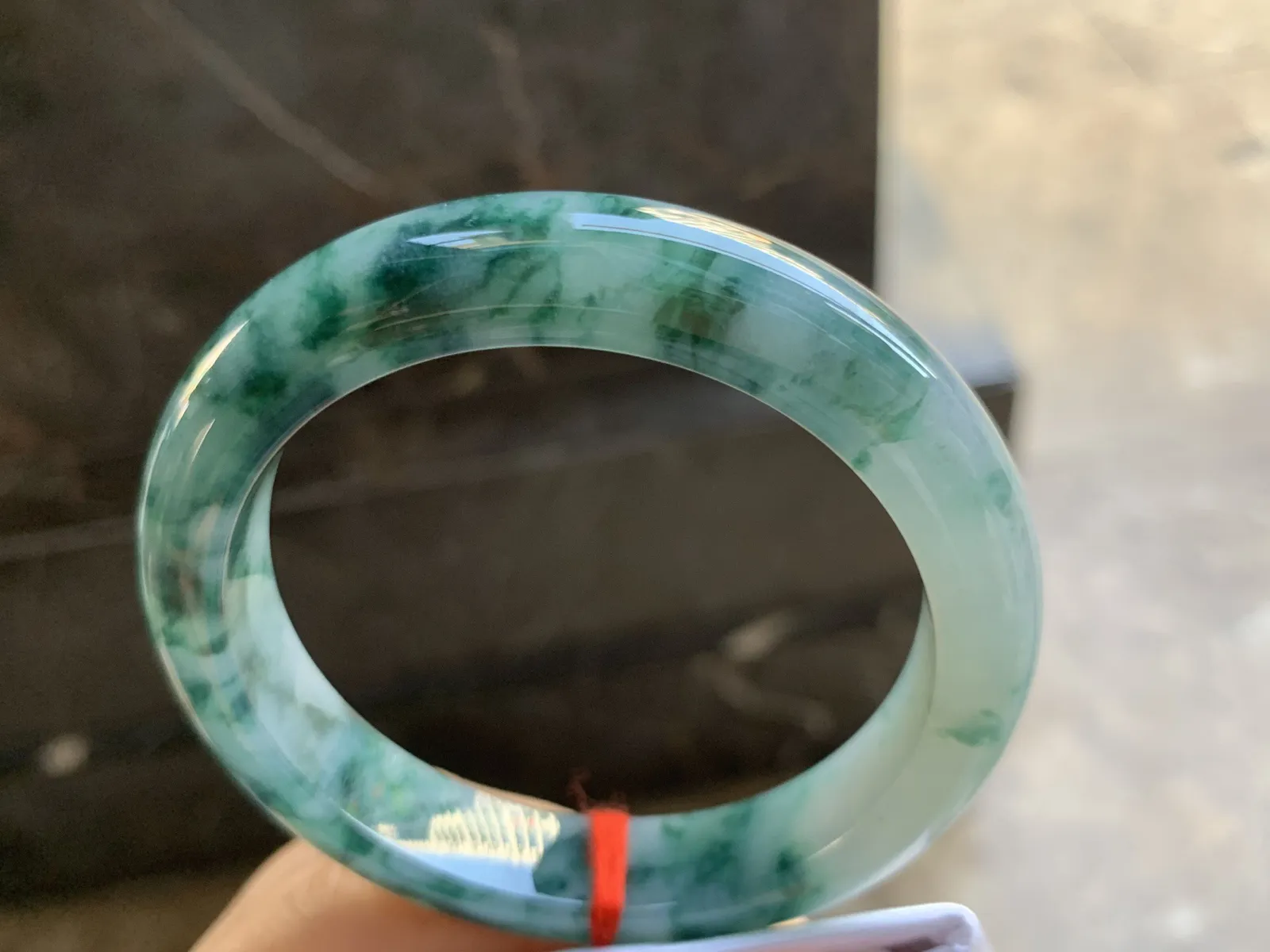 57-12.2-9mm
糯冰飘花手镯 底子细腻 花色浓郁