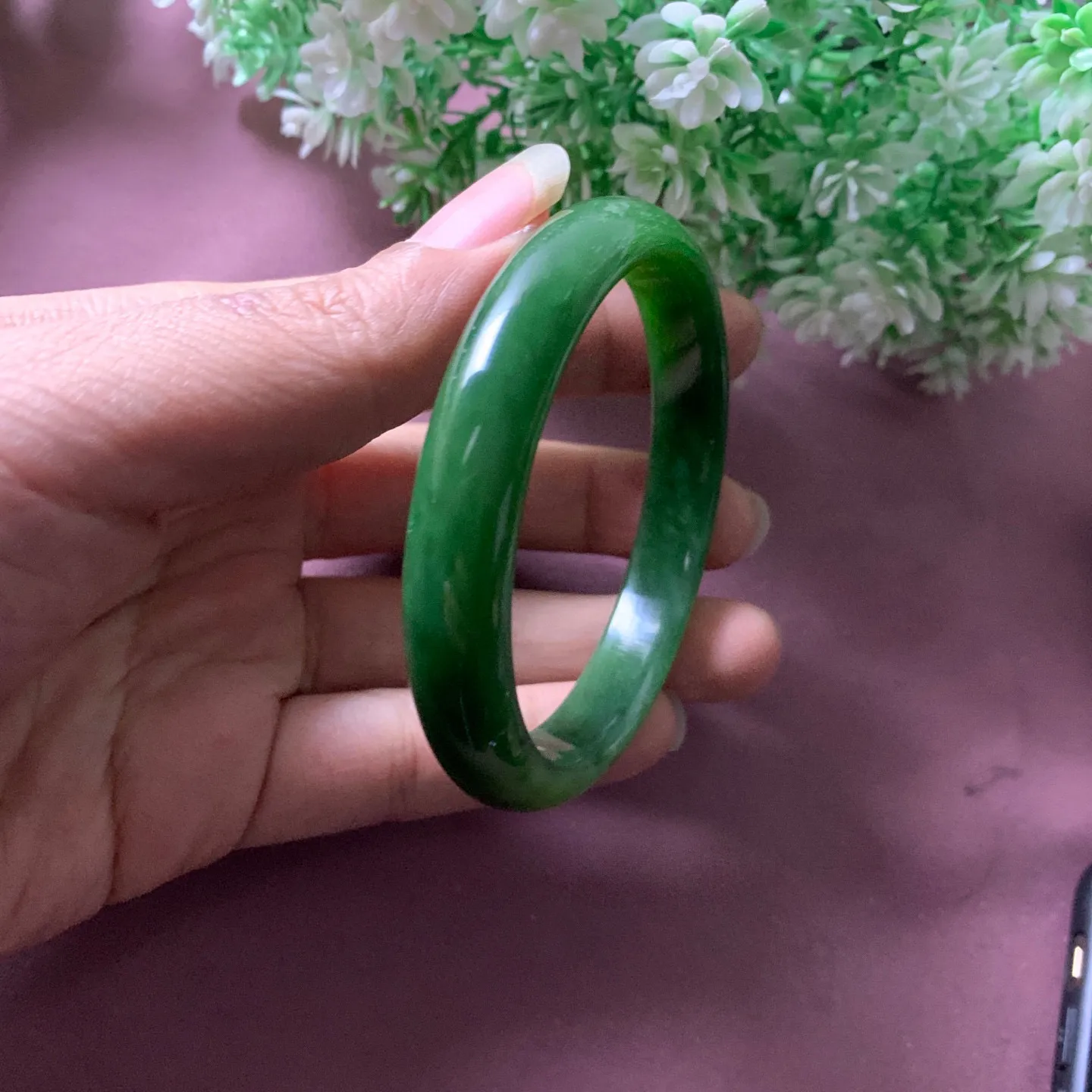 和田玉60圈口碧玉菠菜绿宽条手镯【挽间柔情】，镯型古朴典雅。在诗情画意的雨巷相遇，你是我腕间的一抹风