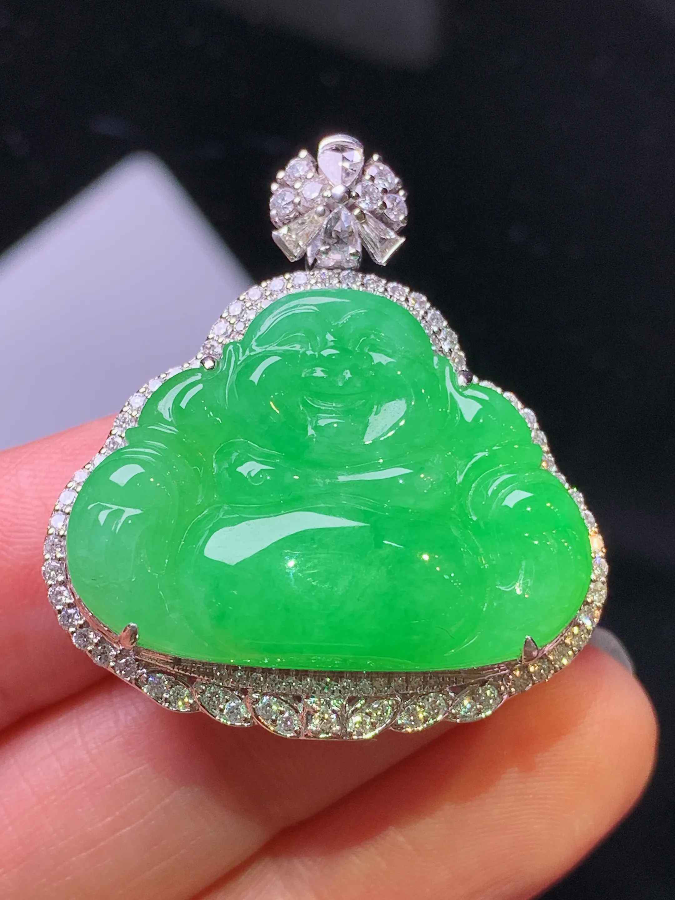 18k金钻镶嵌翠绿佛公吊坠 玉质细腻 色泽艳丽清新 整体尺寸33.5*30.2*13