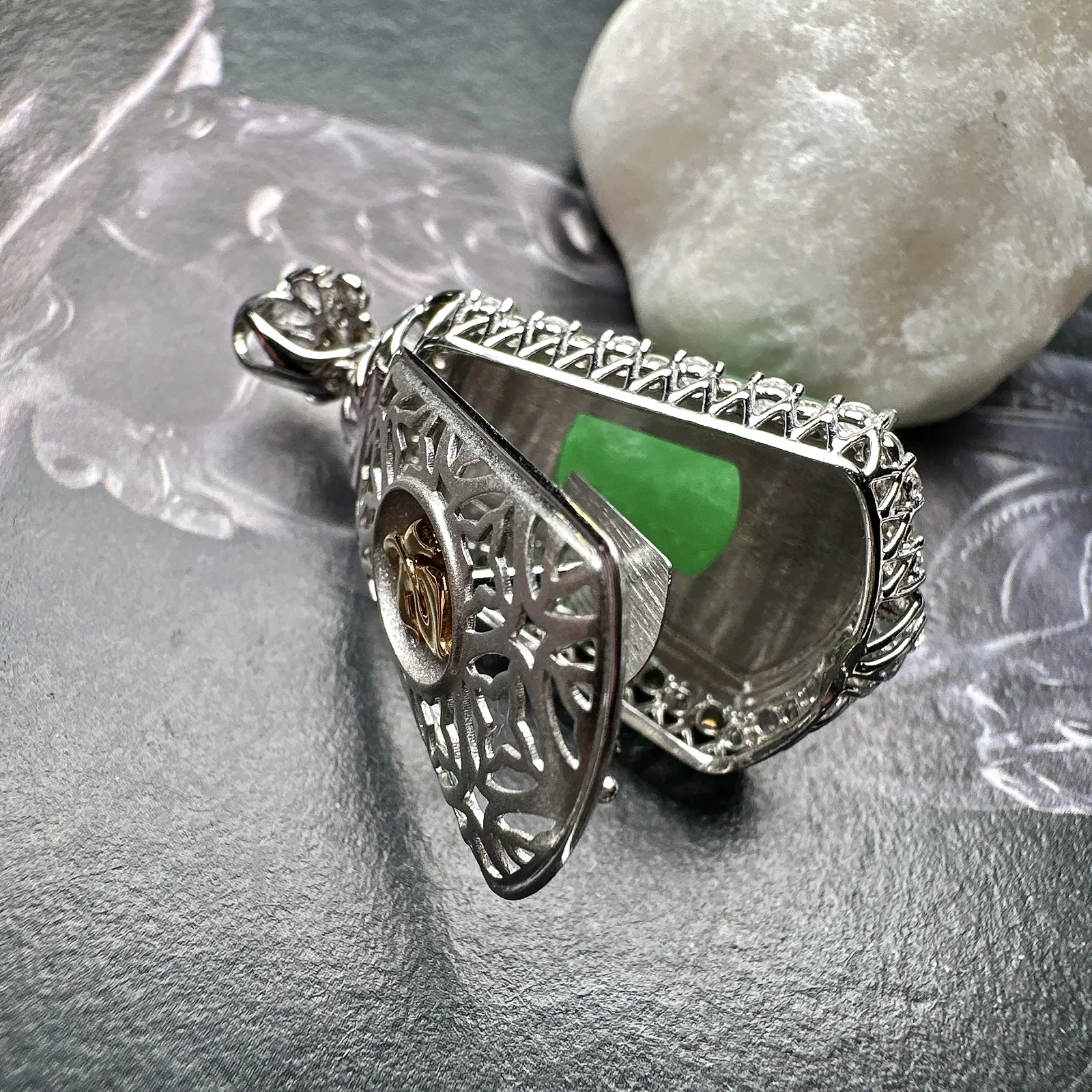 【冰种满绿无事柱吊坠】种水上乘，晶莹剔透，纯净通透，莹光感很强。18k金钻镶嵌，裸石尺寸23*15.1*4.3毫米