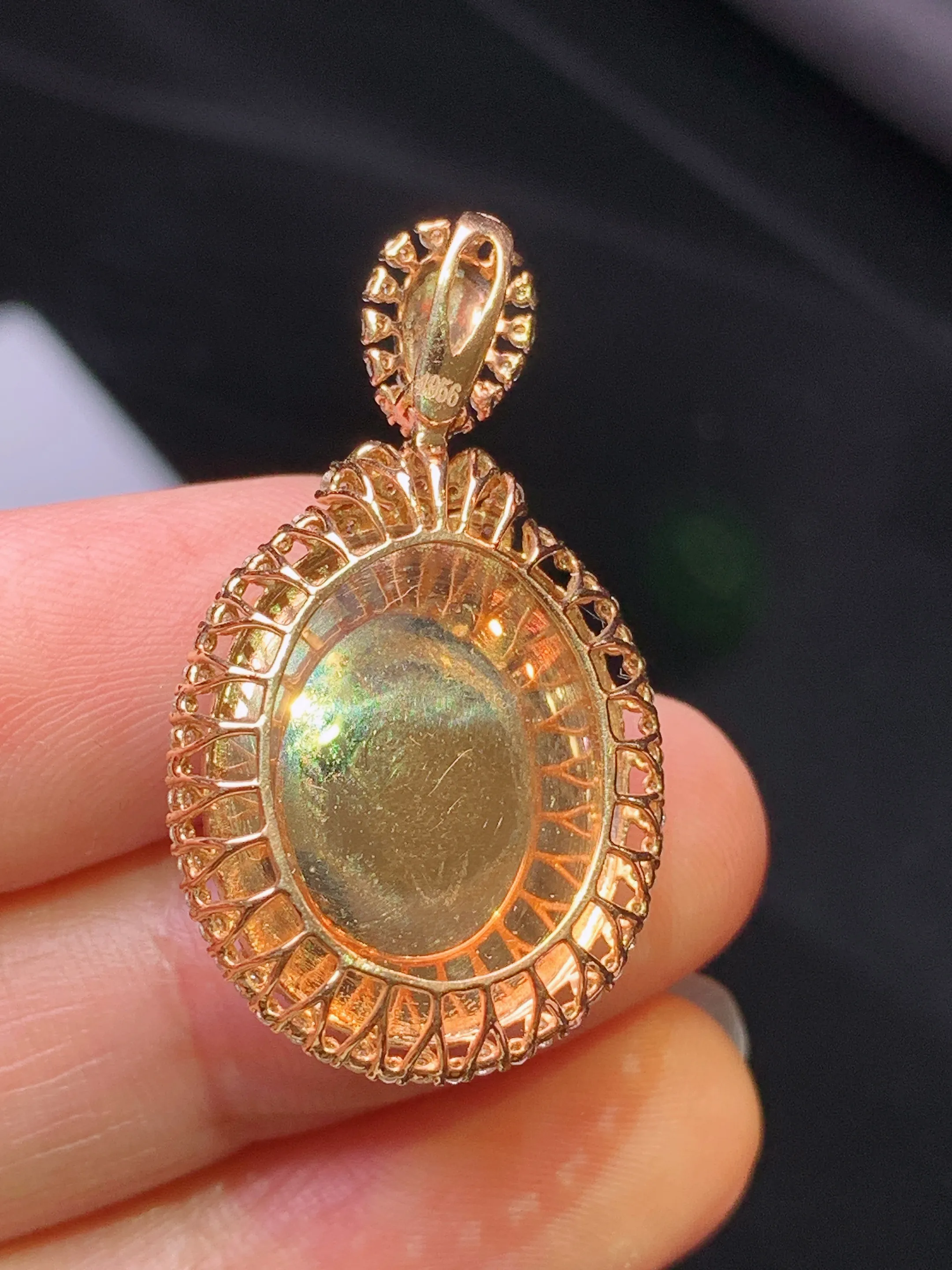 18k金钻镶嵌紫罗兰蛋面吊坠 玉质细腻 色泽艳丽清新 整体尺寸32.8*18.6*11.8