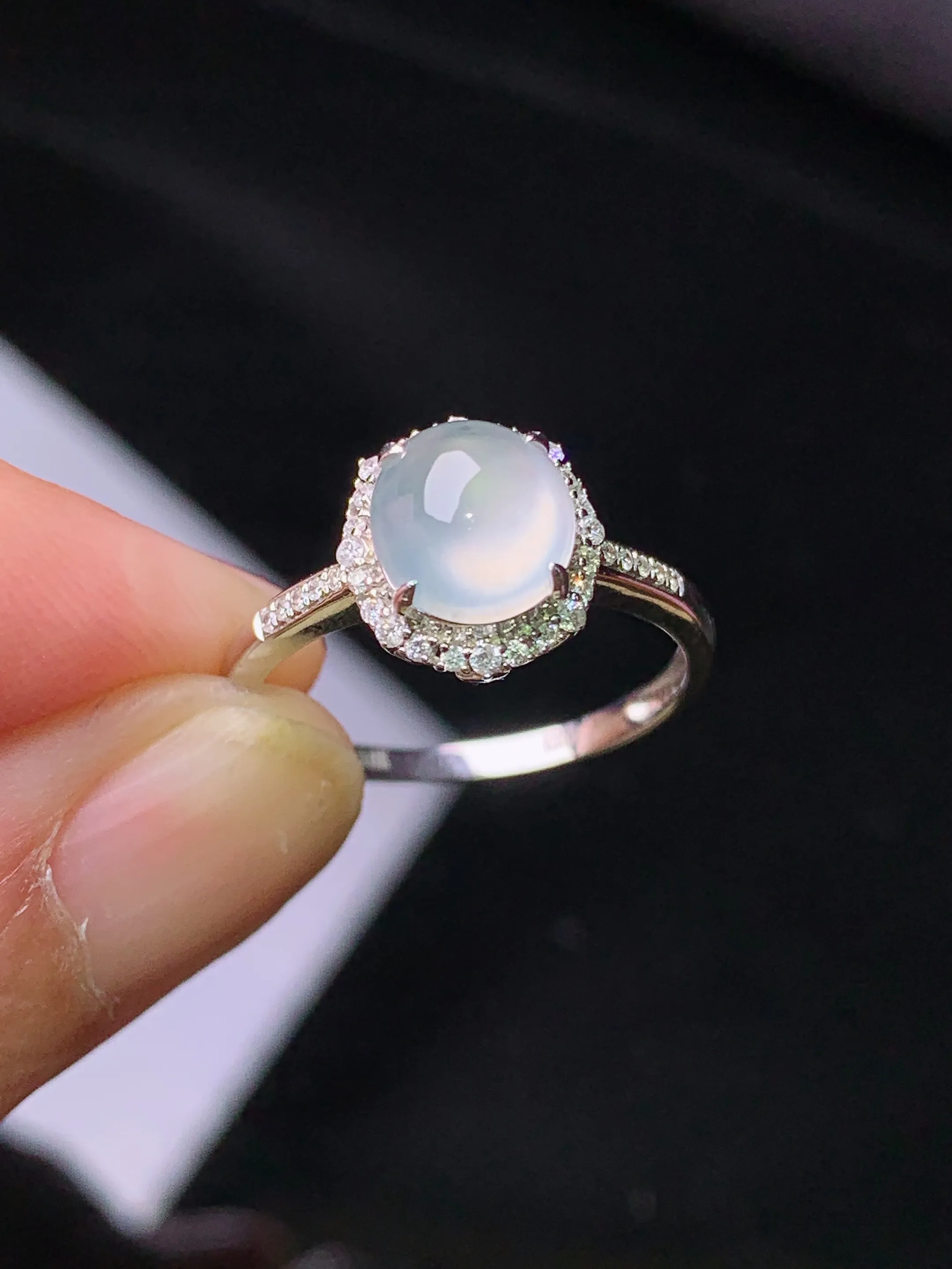 18k金钻镶嵌冰种蛋面戒指 玉质细腻 色泽艳丽清新 圈口13.5 整体尺寸10.2*9.3*7.8