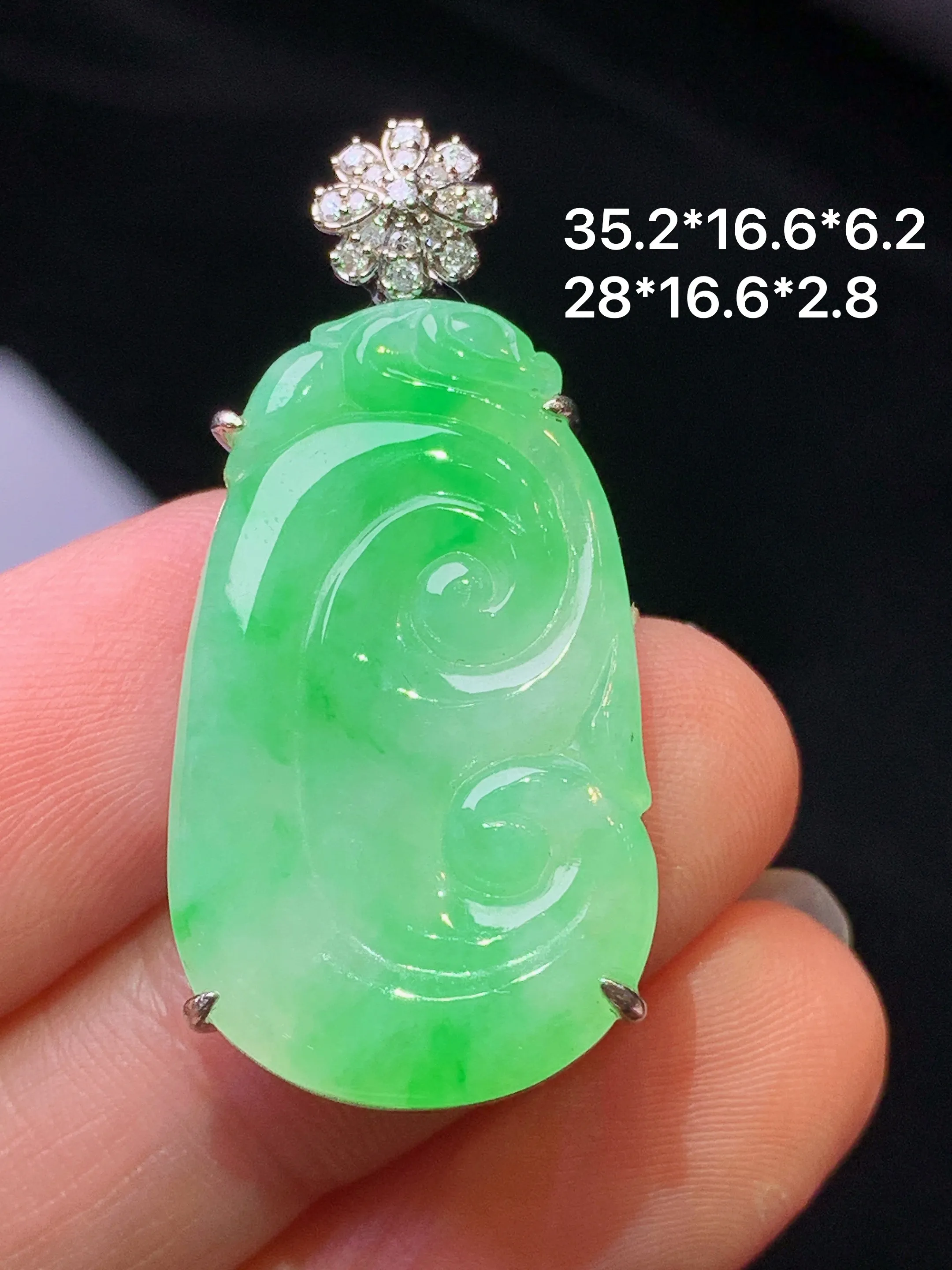 18k金钻镶嵌翠绿如意吊坠 玉质细腻 色泽艳丽清新 整体尺寸35.2*16.6*6.2