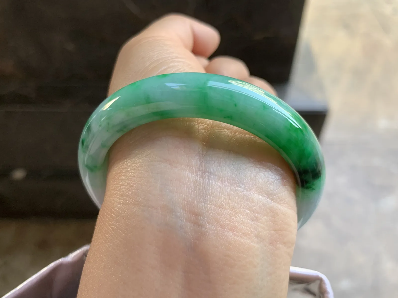 54.5-11.8-8.2mm
带色手镯 底子细腻 颜色辣绿 性价比推荐