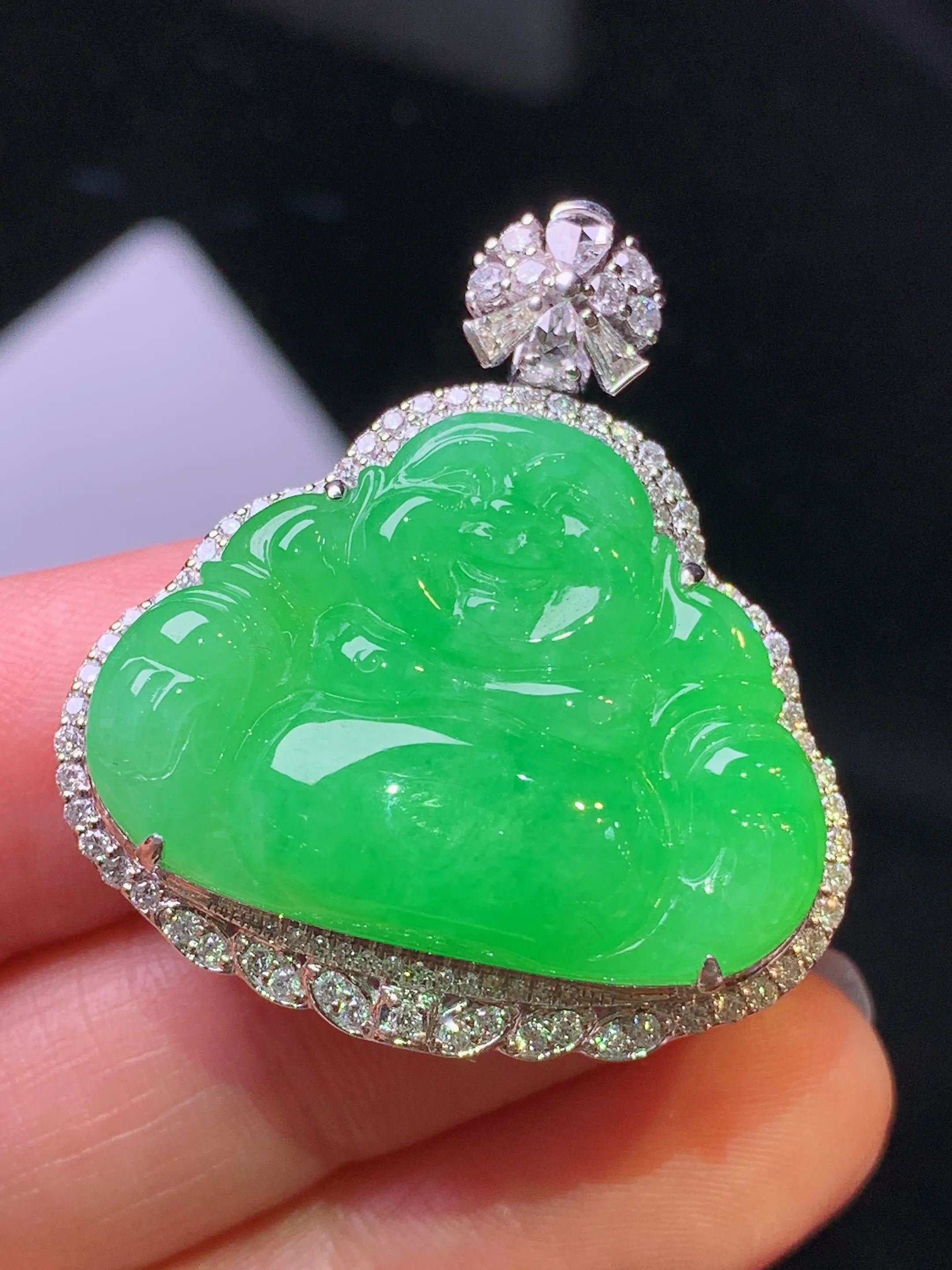 18k金钻镶嵌翠绿佛公吊坠 玉质细腻 色泽艳丽清新 整体尺寸33.5*30.2*13