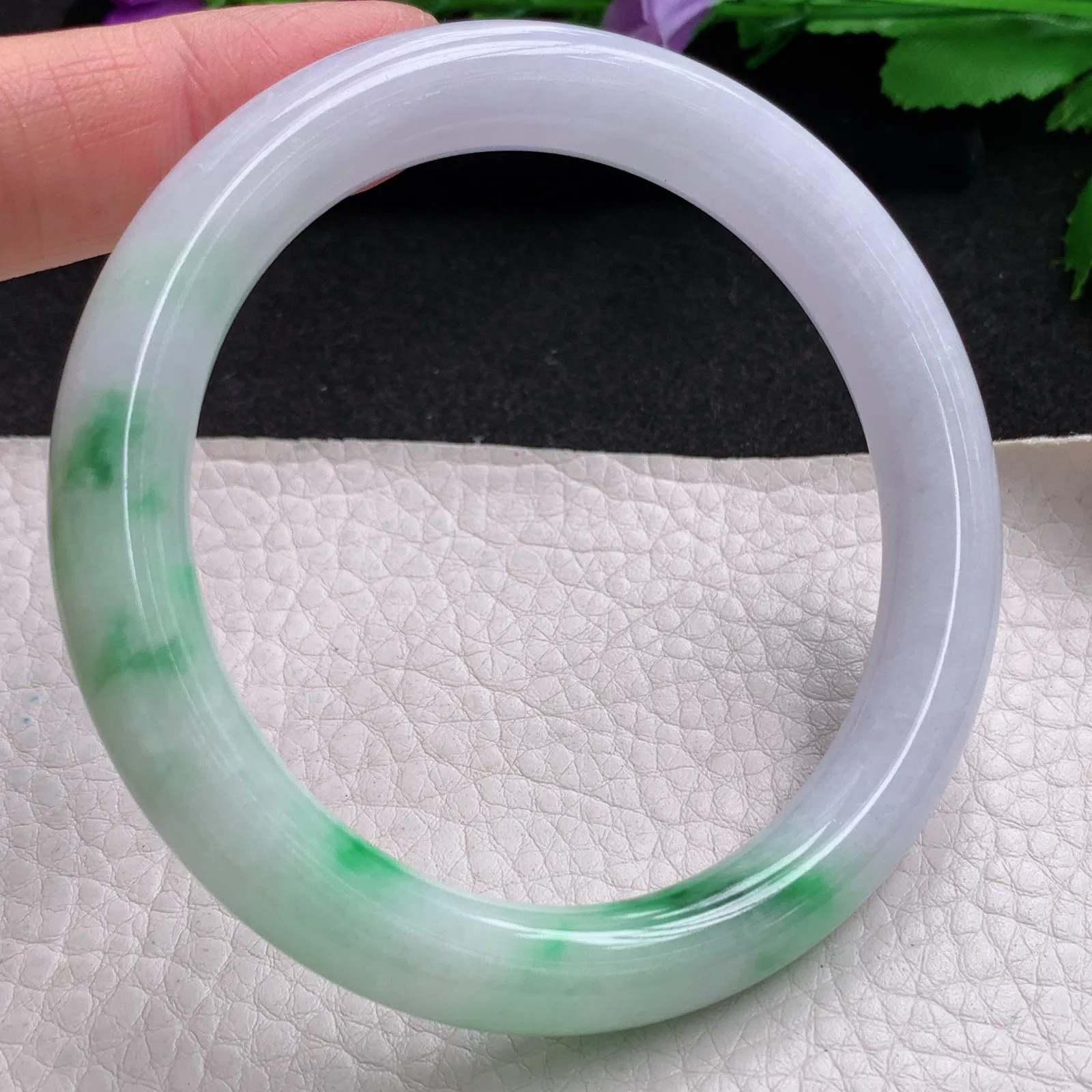 yh实拍59*10*9.5美人镯 天然缅甸翡翠春带彩圆条玉手镯 玉手环