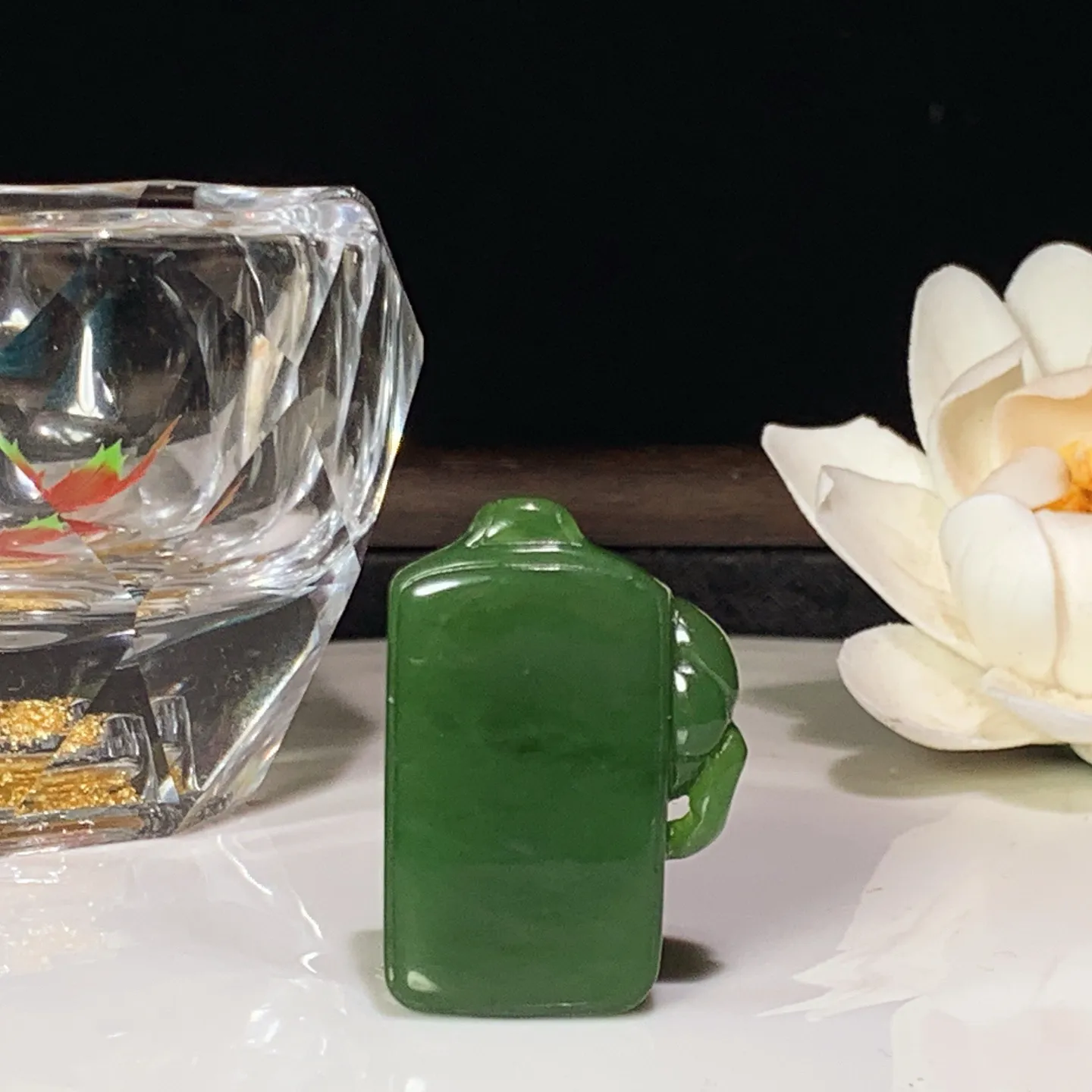 和田玉阳绿俄罗斯碧玉花开富贵牌子挂件 尺寸33/23/6重10克 玉质细腻油润 底色纯净 脂粉好，品质好！lt260116