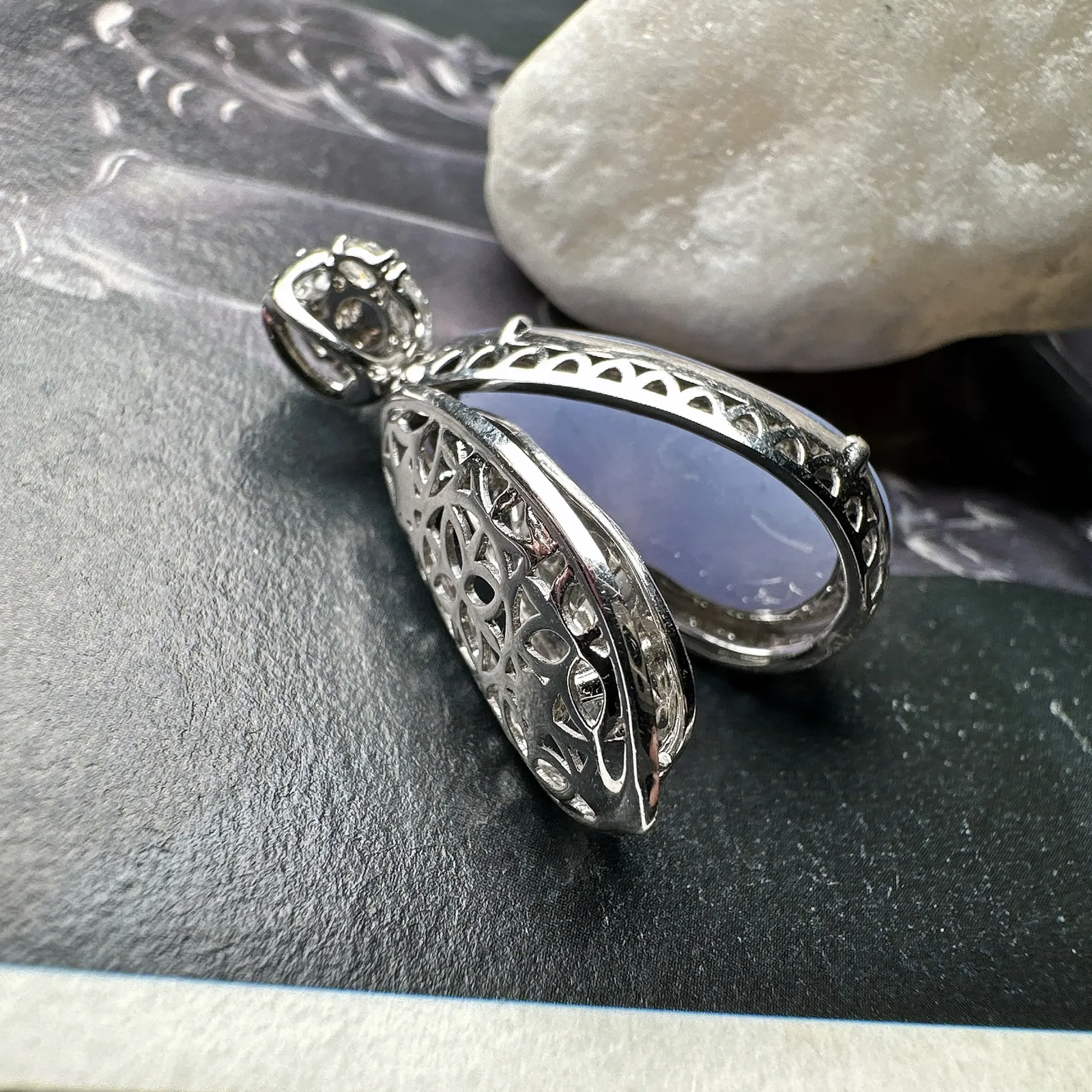 【冰种紫福豆吊坠】种地上乘，冰感十足，通透起光，饱满圆润，18k金钻镶嵌，裸石尺寸20.5*11.2*5.4毫米。