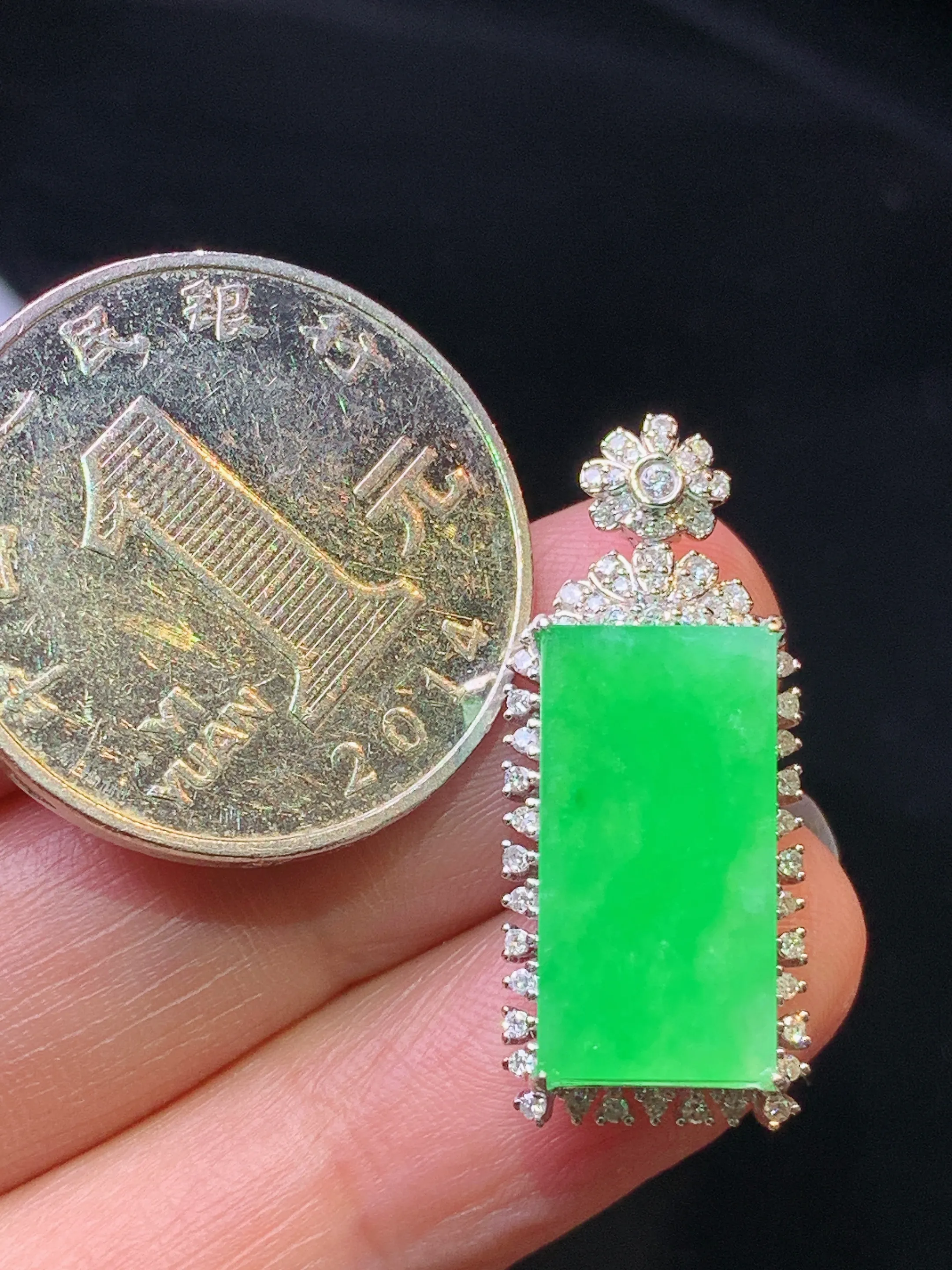 18k金钻镶嵌翠绿无事牌吊坠 玉质细腻 色泽艳丽清新 整体尺寸28.2*11.8*7