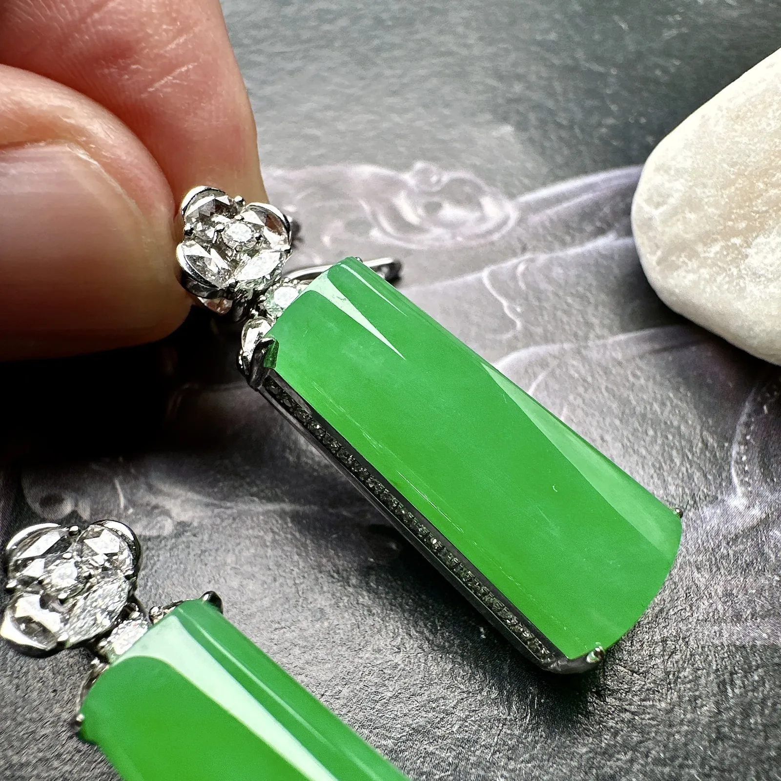 【冰种绿无事柱耳坠、吊坠两用款】种水上乘，通透闪亮，晶莹剔透。收藏品质，18K金钻镶嵌，裸石尺寸23.8*11.2*6毫米