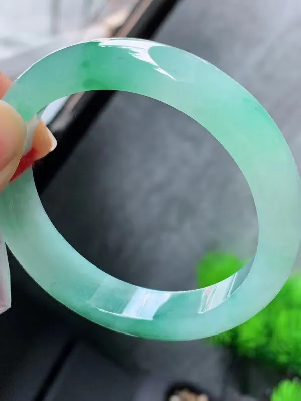 【翡翠名称】老种冰飘花55.6正圈口手镯
【翡翠尺寸】55.6/12.5/8mm适合54.6-57正