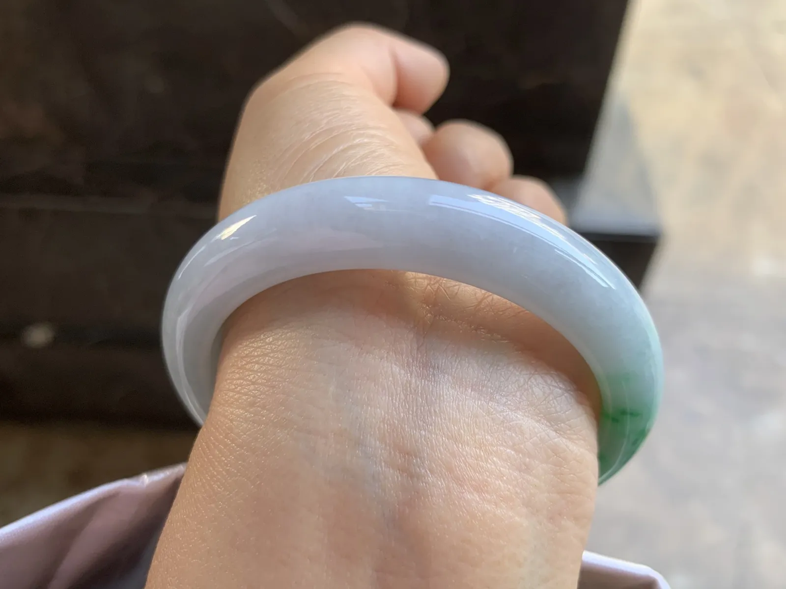 54.5-11.8-8.2mm
带色手镯 底子细腻 颜色辣绿 性价比推荐