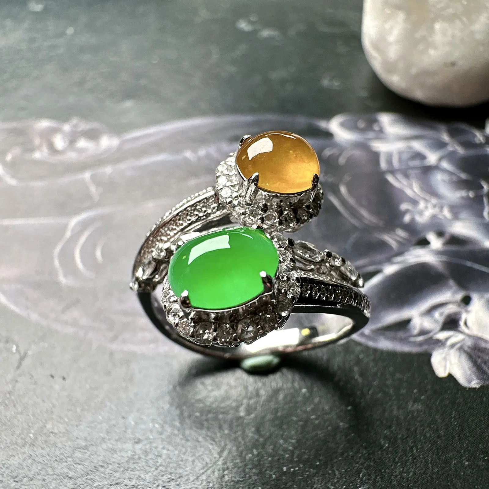 【冰种黄绿蛋面戒指】质地细腻，饱满度很好，晶莹剔透，18k金钻镶嵌，裸石尺寸7*5.8*3.8毫米