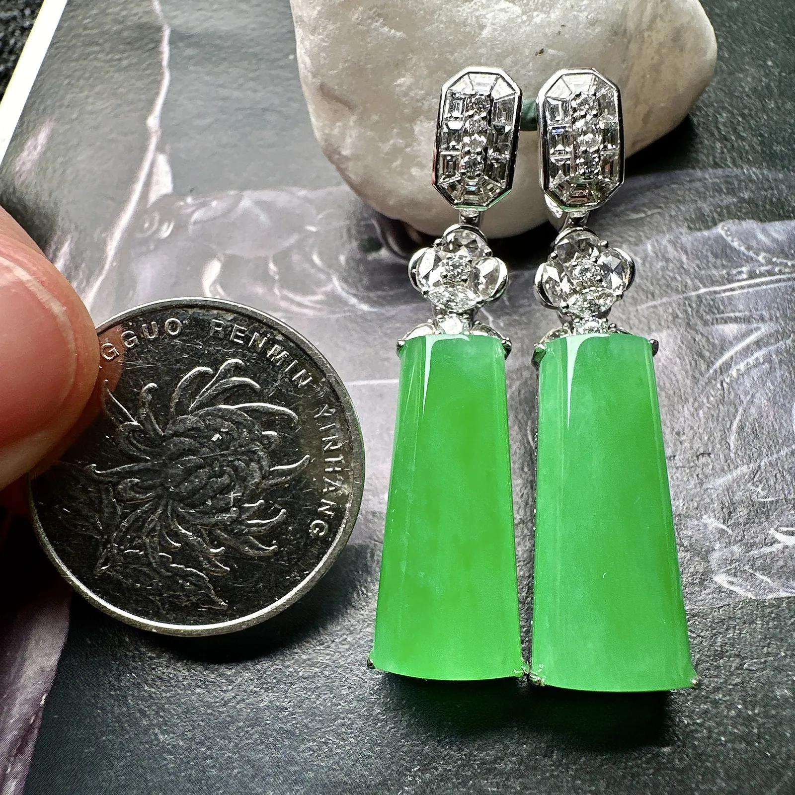 【冰种绿无事柱耳坠、吊坠两用款】种水上乘，通透闪亮，晶莹剔透。收藏品质，18K金钻镶嵌，裸石尺寸23.8*11.2*6毫米