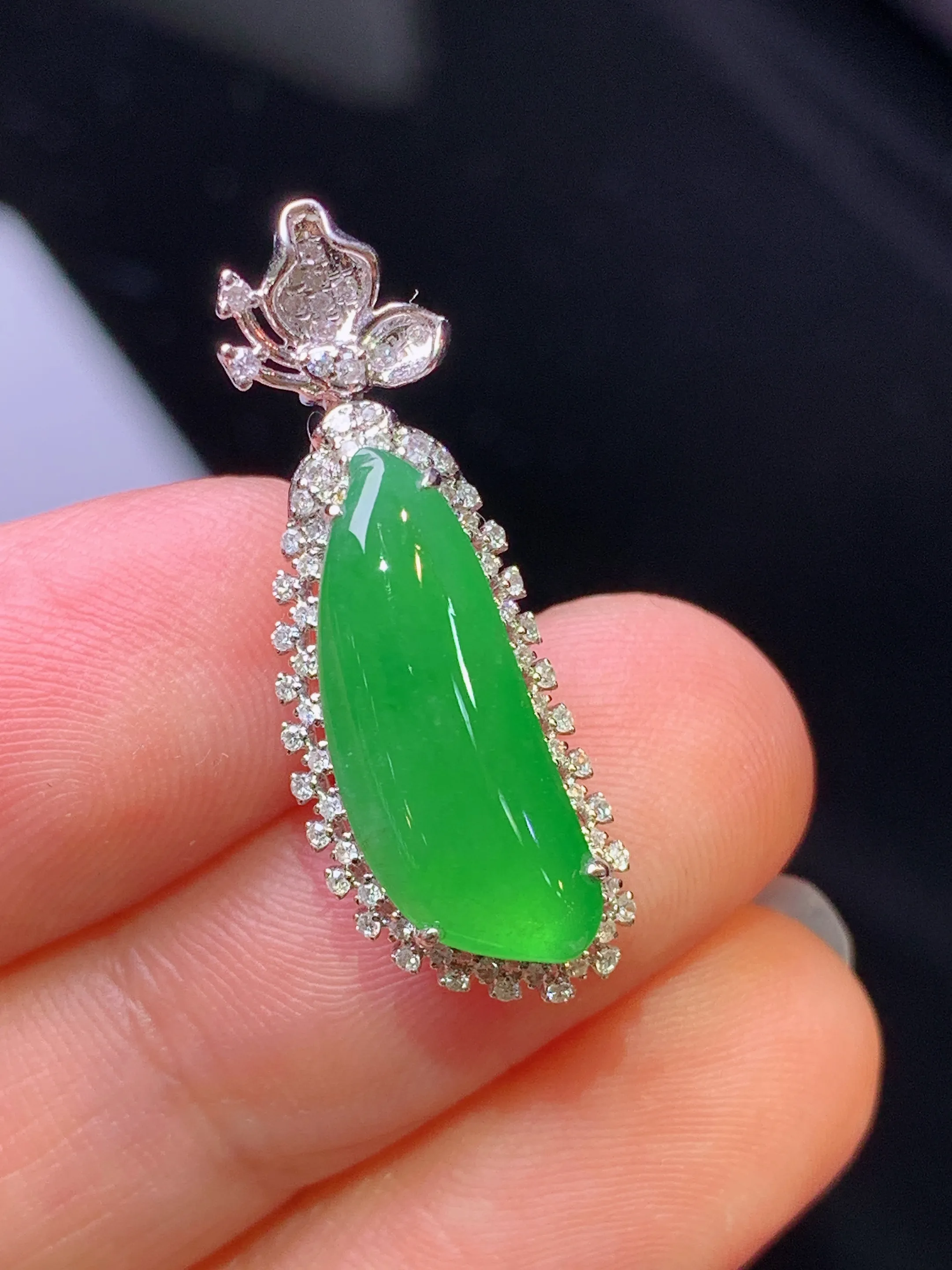 18k金钻镶嵌满绿福瓜吊坠 玉质细腻 色泽艳丽清新 整体尺寸36.7*9.5*7.5