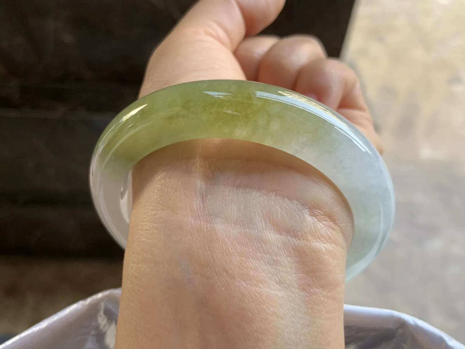 58.5-12.9-9.2mm
冰黄翡手镯 颜色漂亮 水润 上手大气