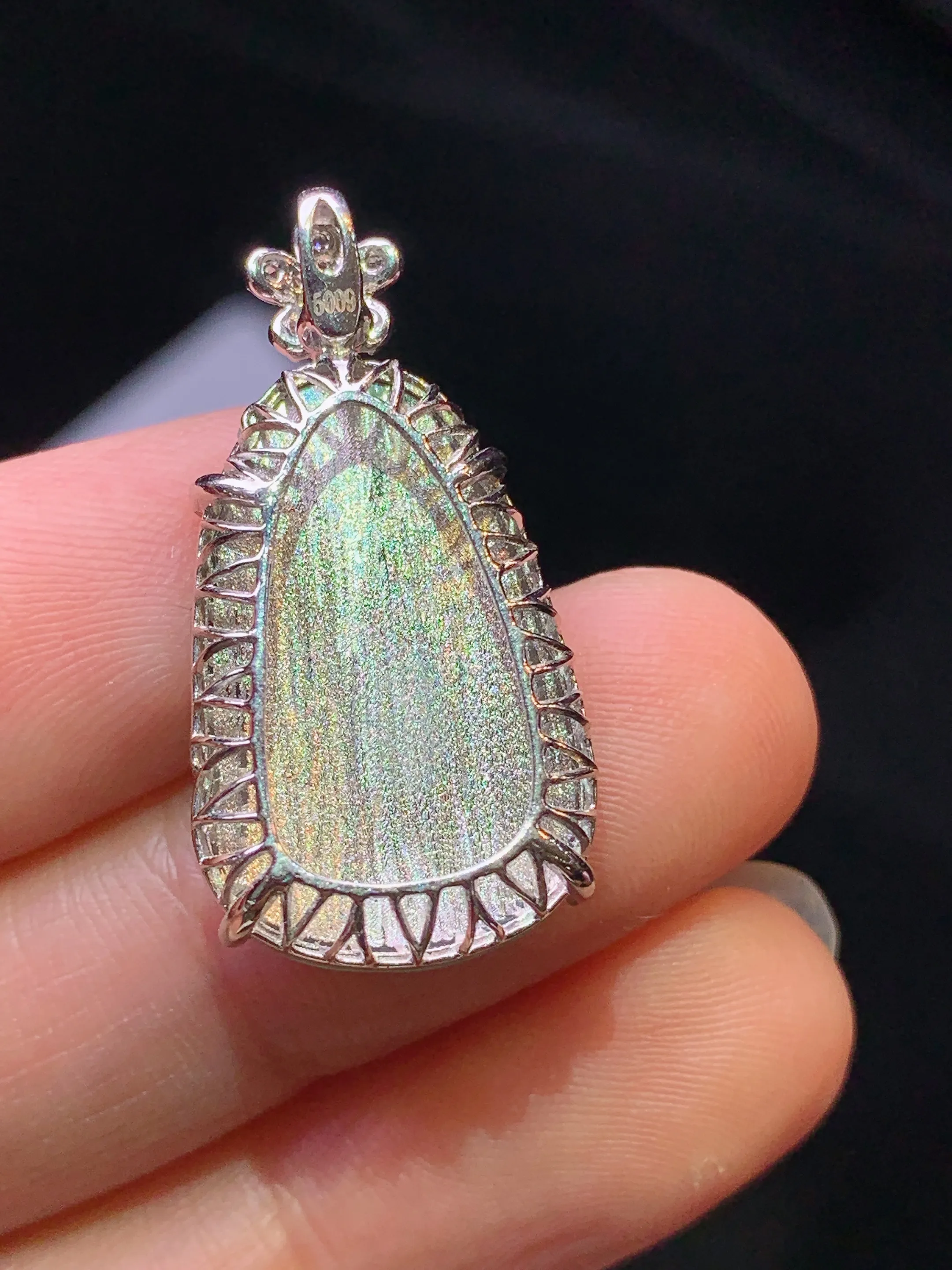 18k金钻镶嵌翠绿如意吊坠 玉质细腻 色泽艳丽清新 整体尺寸28.2*14.3*6.6