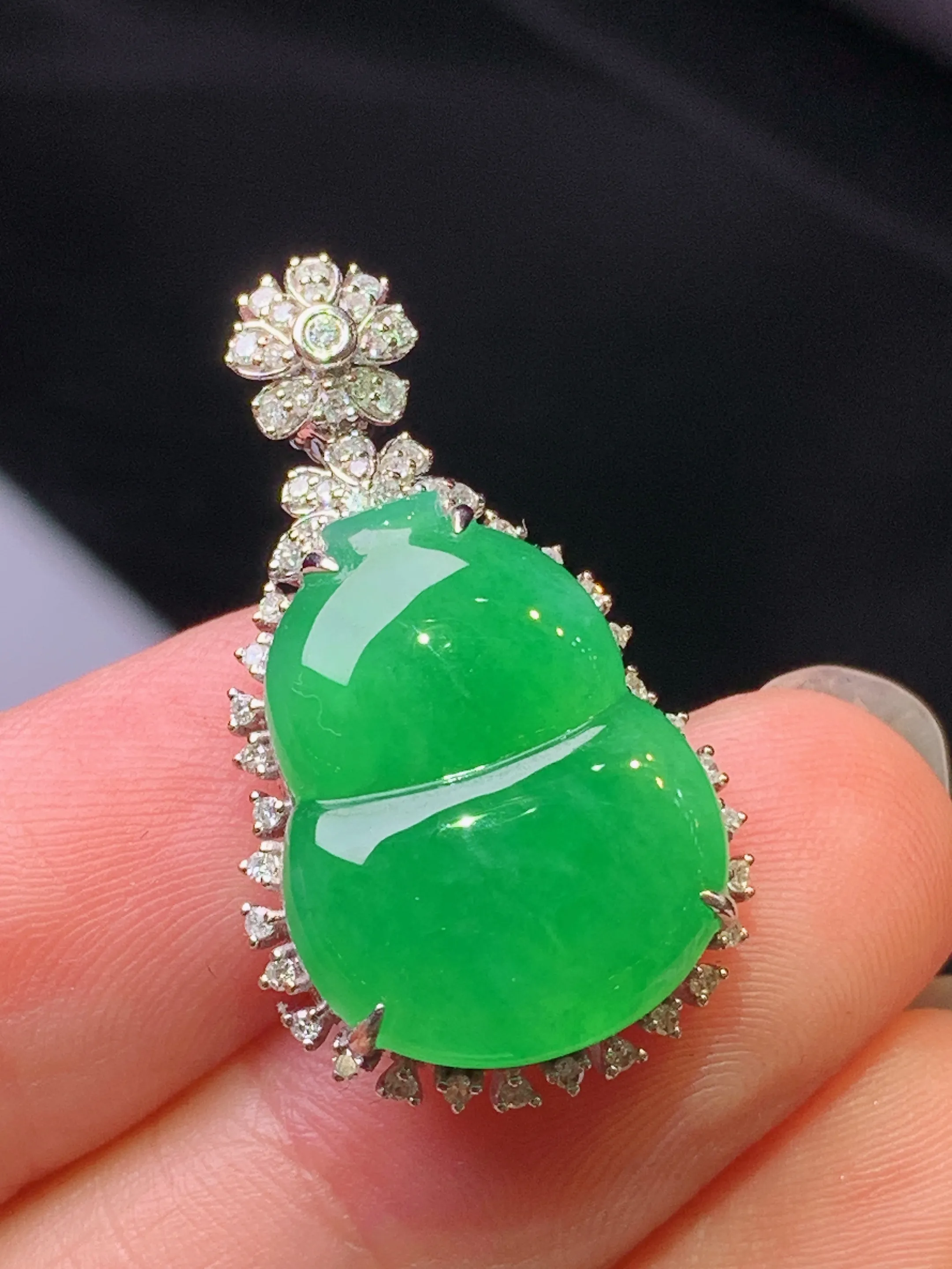 18k金钻镶嵌满绿葫芦吊坠 玉质细腻 色泽艳丽清新 整体尺寸28.5*16.3*8.2