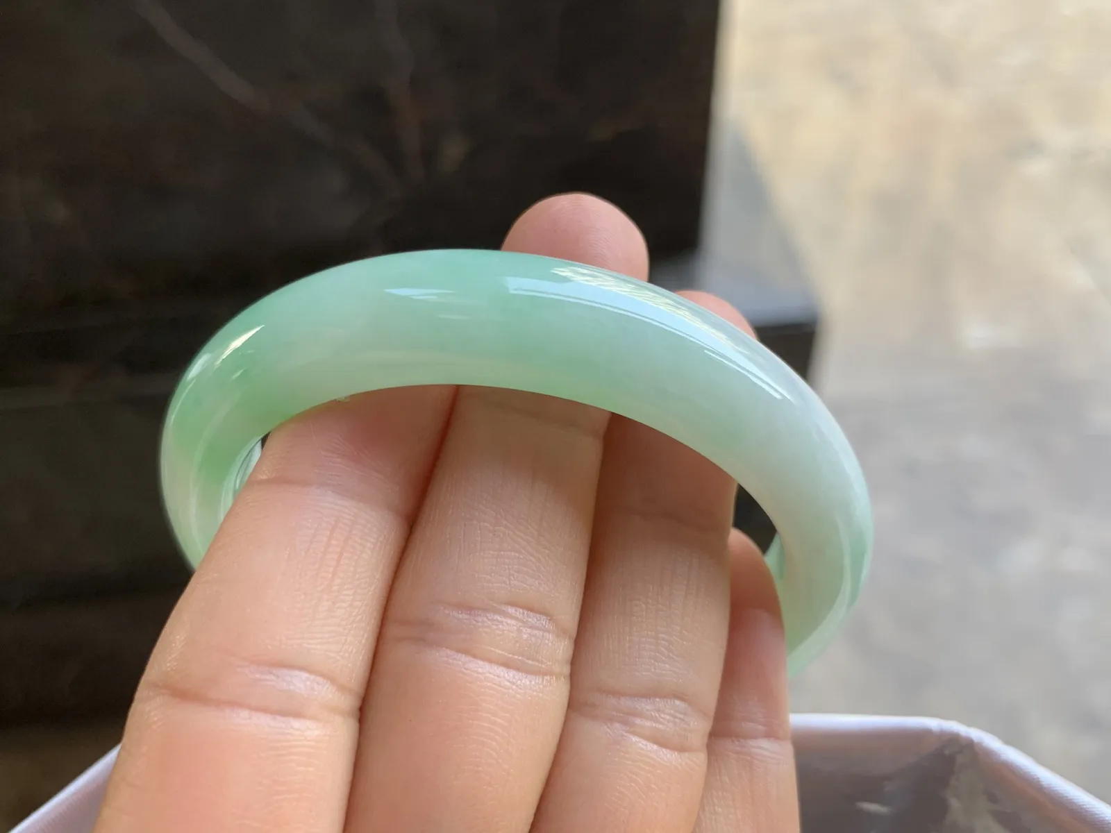 54-12.3-8.5mm
淡豆绿贵妃手镯 底子细腻 清新 正圈52可带