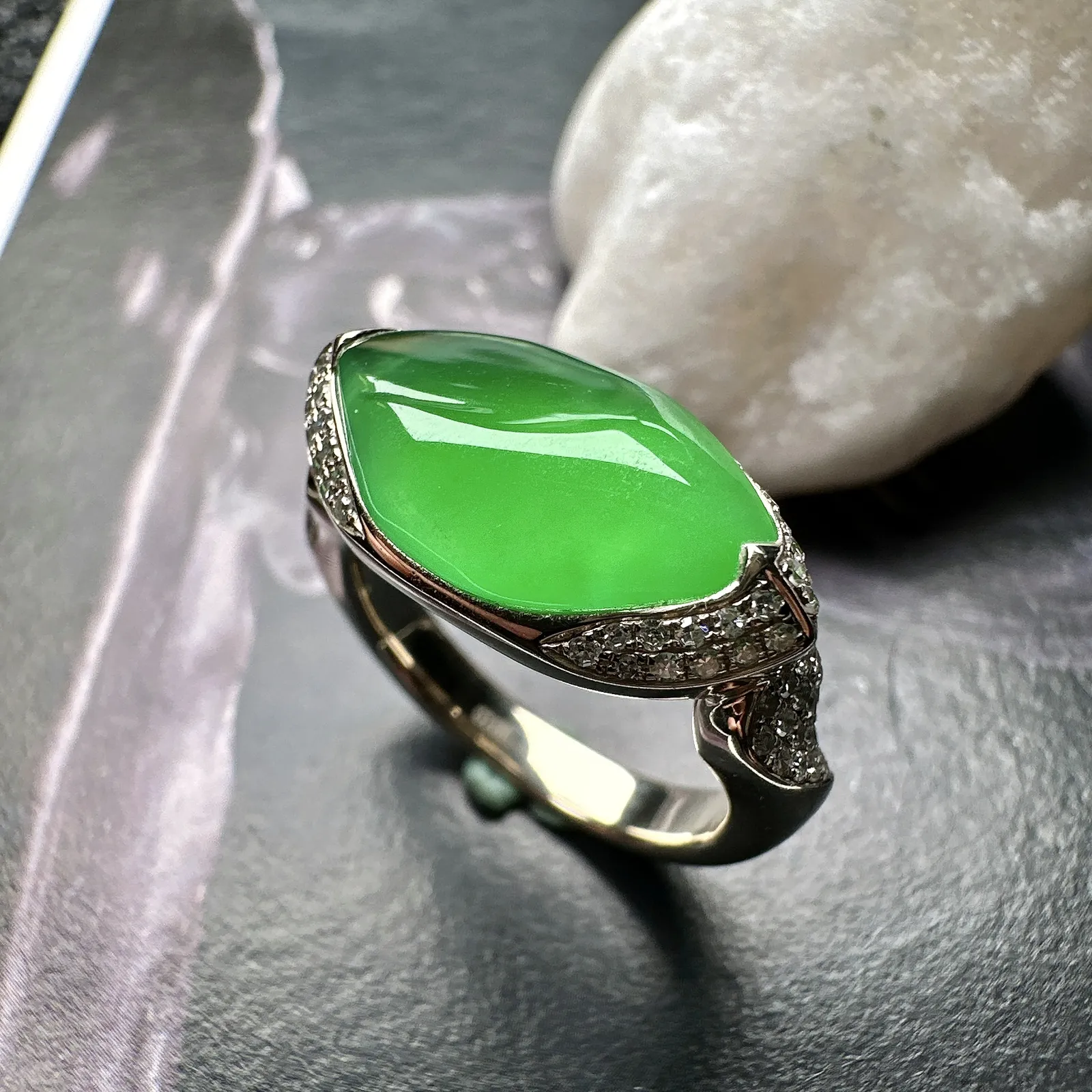 【冰种满绿随形戒指】质地均匀细腻，冰润起光，胶感强烈，颜色娇艳，18K金钻精美镶嵌，裸石尺寸9.6*5.7*2.6毫米，圈口可改