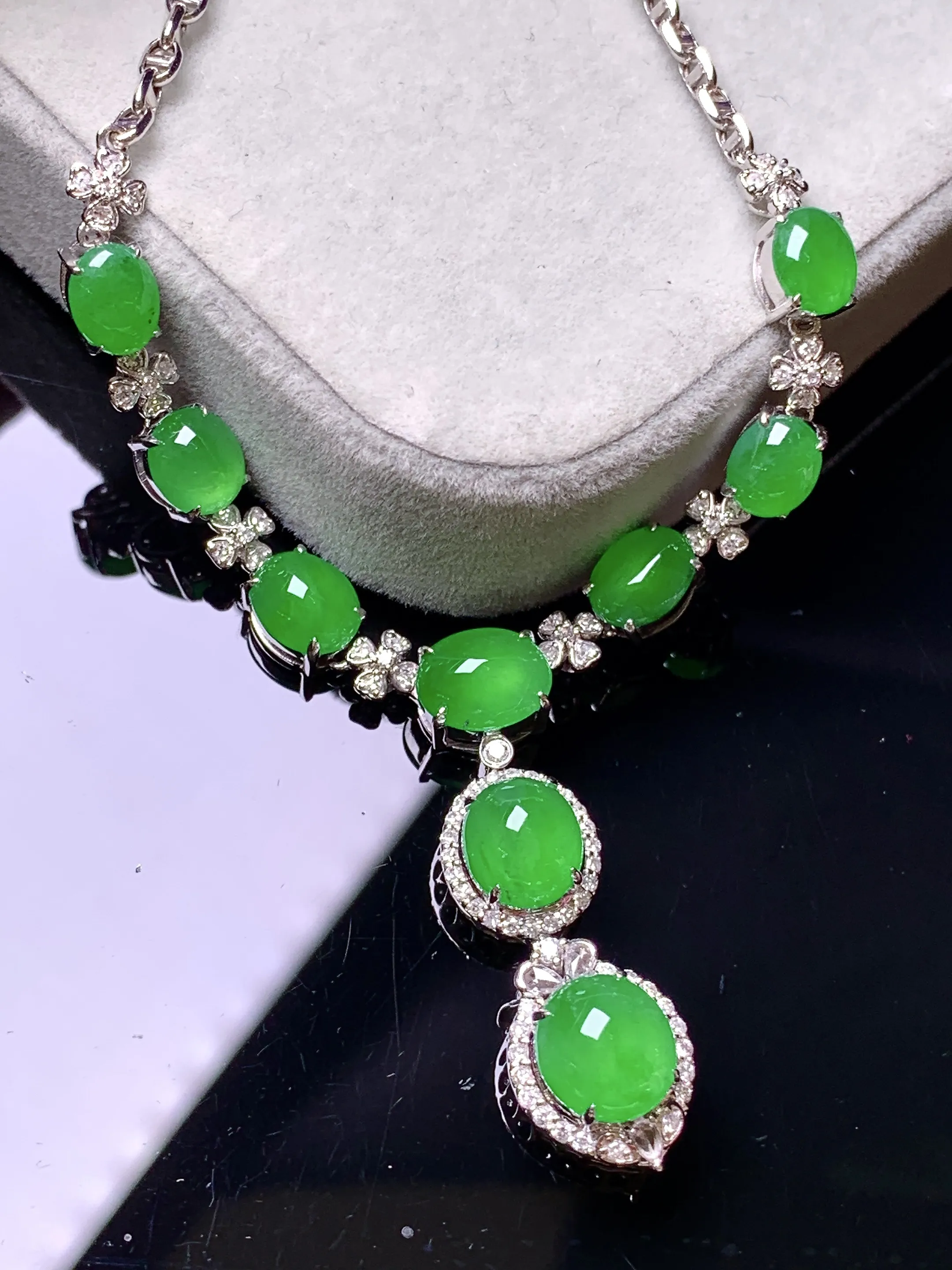 18k金钻镶嵌满绿蛋面锁骨项链 玉质细腻 色泽艳丽清新 整体尺寸68*10*7.5