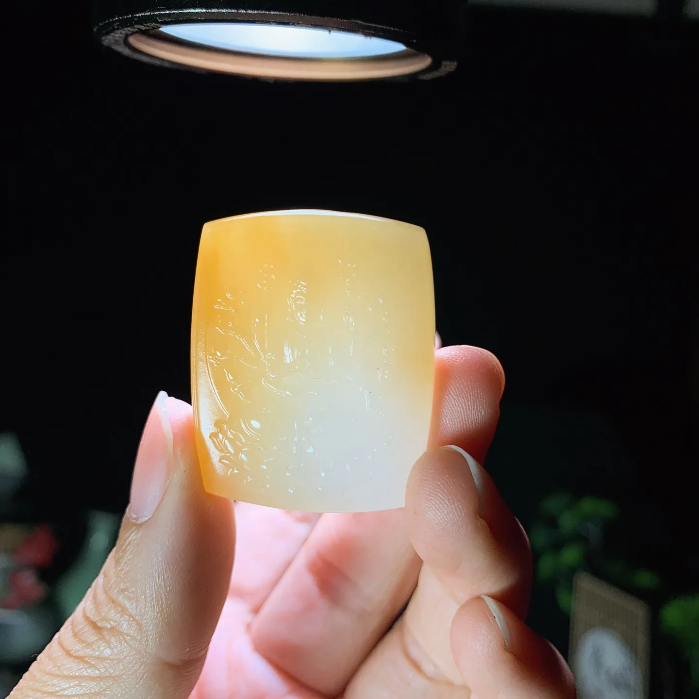 新疆和田玉且末糖千手观音牌子挂件 尺寸36/29/9重23.5克 玉质细腻油润 底色纯净 脂粉好，品质好！lt260116