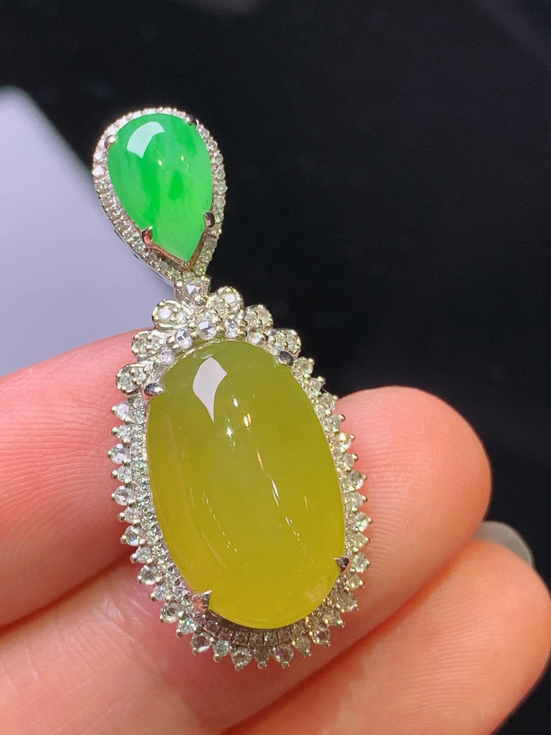 18k金钻镶嵌黄翡蛋面吊坠 玉质细腻 色泽艳丽清新 整体尺寸34.3*15.3*10.2