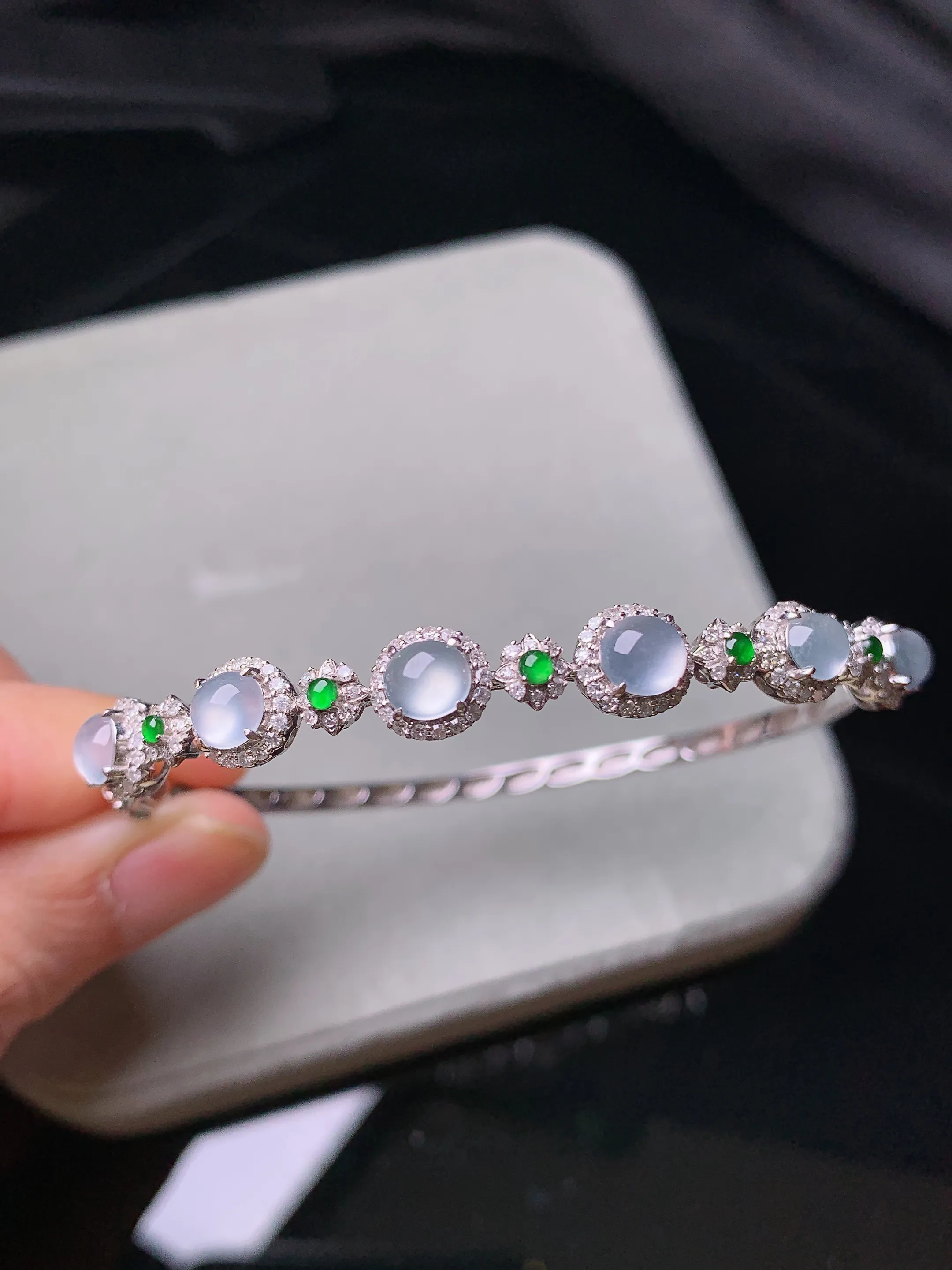 18k金钻镶嵌冰种蛋面手镯 玉质细腻 色泽艳丽清新 圈口55 整体尺寸5*5.3*2.8