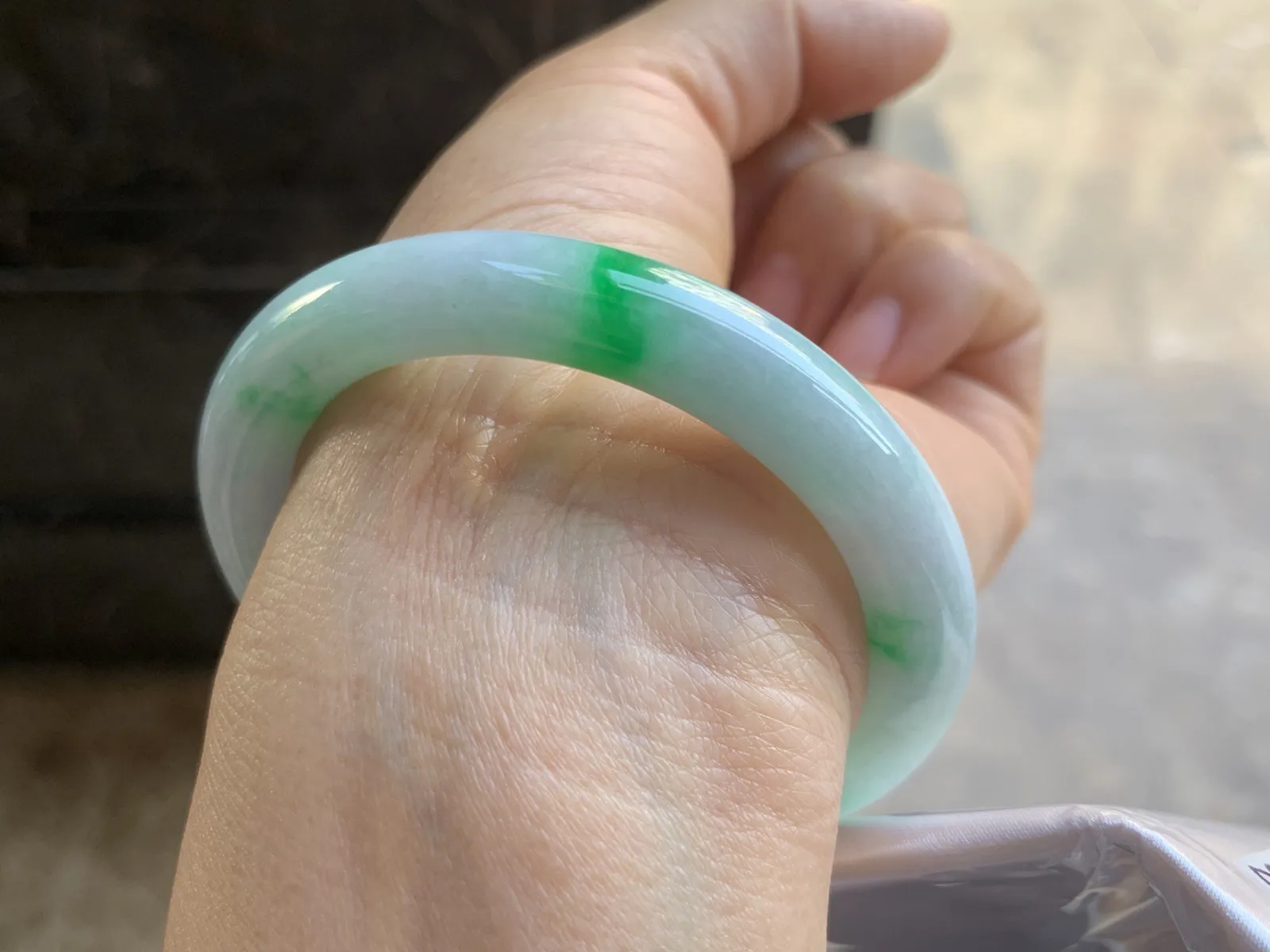 52-9.5-8.8mm
带色圆条手镯 底子细腻 颜色漂亮