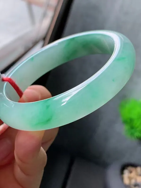 【翡翠名称】老种冰飘花55.6正圈口手镯
【翡翠尺寸】55.6/12.5/8mm适合54.6-57正圈口佩戴
【翡翠描述】宝贝种老水足，玉质细腻，色泽靓丽，性价比高，佩戴效果好！
【其它赠送】权威证书/精美挂绳盒子/支持全国复检