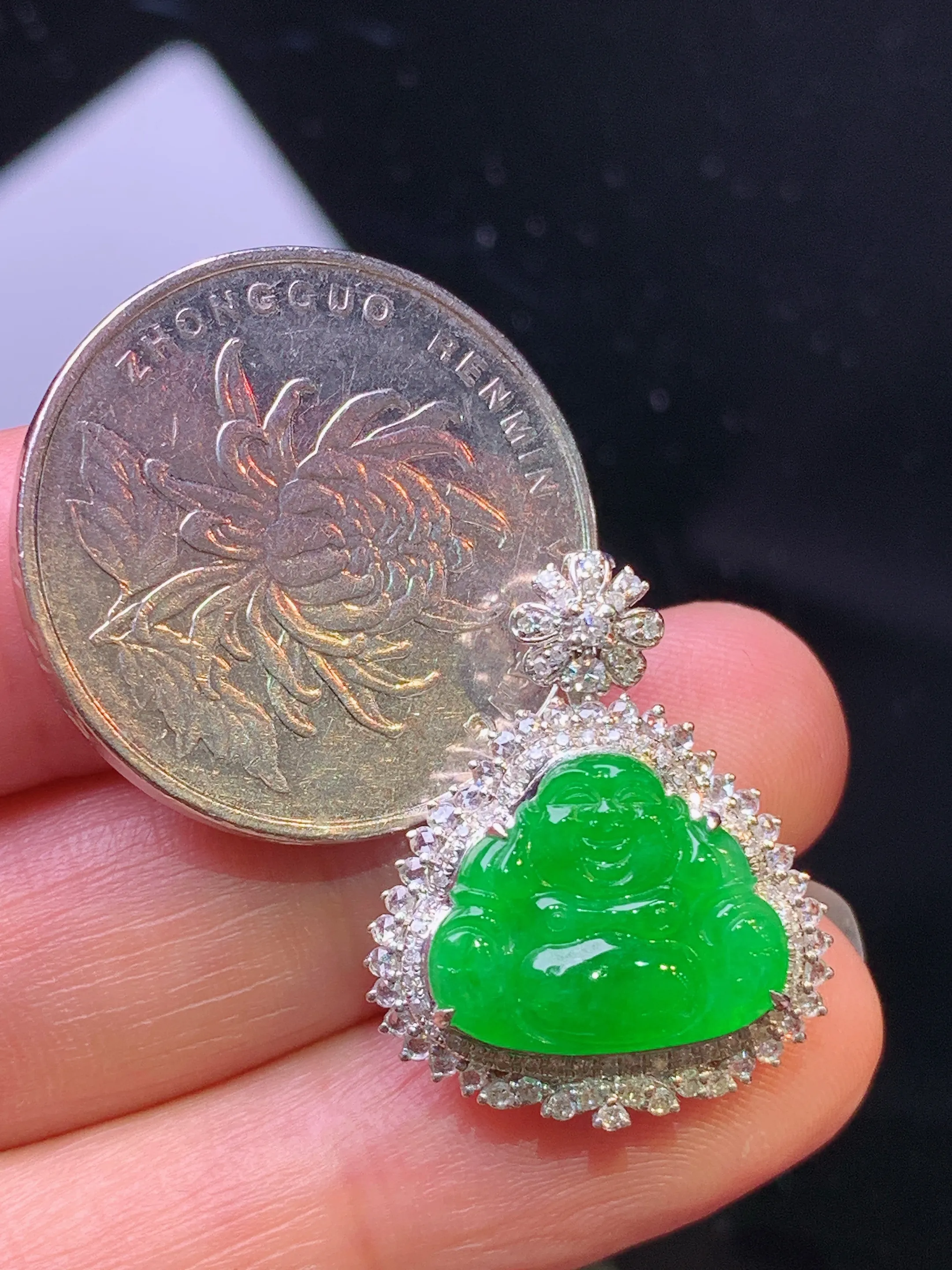18k金钻镶嵌满绿佛公吊坠 玉质细腻 色泽艳丽清新 整体尺寸23.3*19.2*8