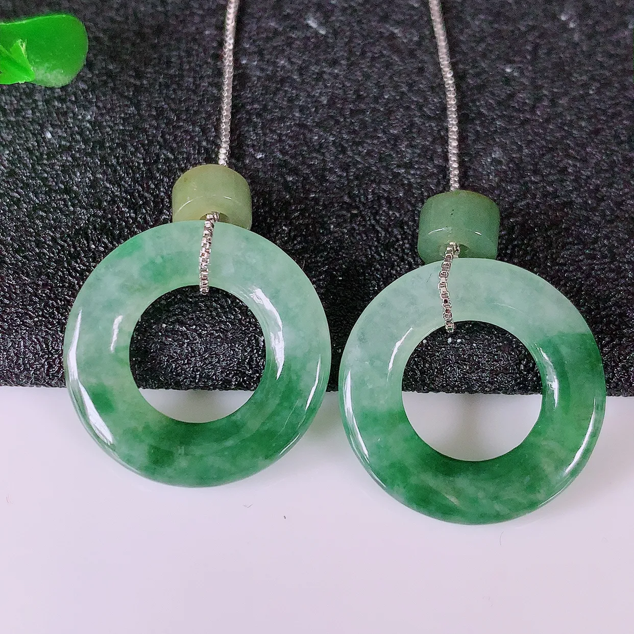自然光实拍，冰种飘花翡翠一对平安扣耳坠，翠色灵动，玉质细腻，颜色漂亮，品相佳，佩戴佳品！配图银线 #186.2平安扣尺寸18.5*3