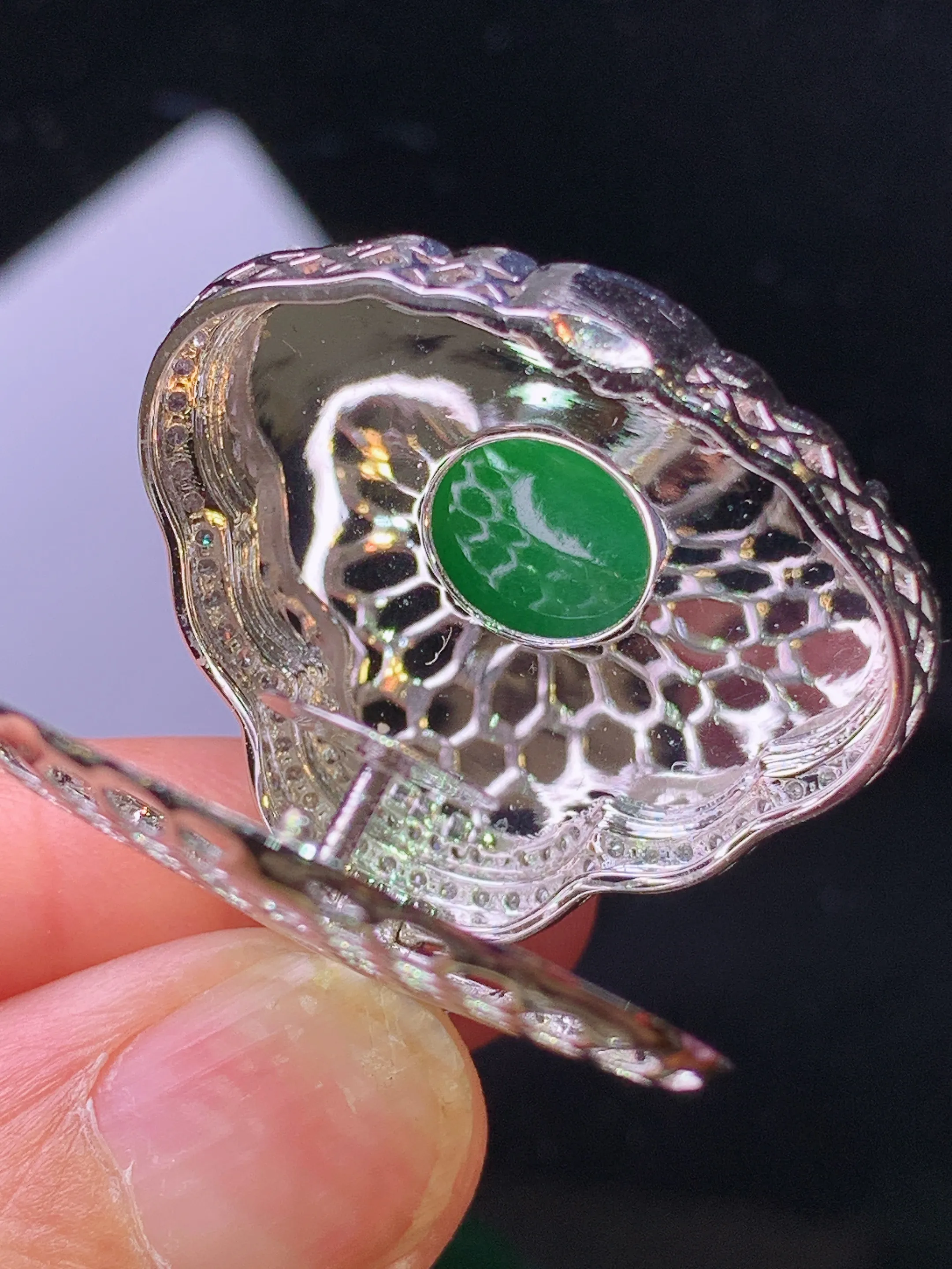 18k金钻镶嵌翠绿佛公吊坠 玉质细腻 色泽艳丽清新 整体尺寸33.5*30.2*13