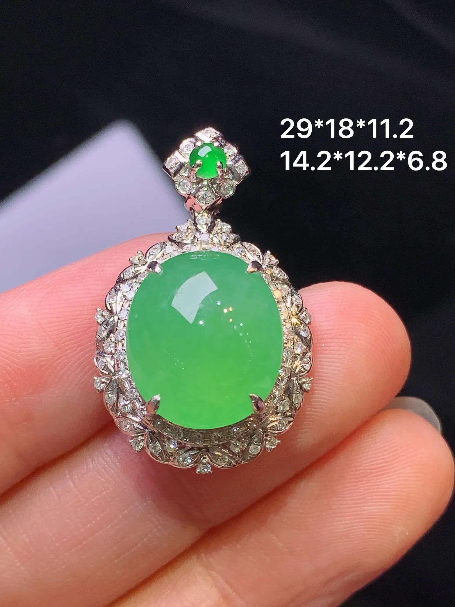 18k金钻镶嵌翠绿蛋面吊坠 玉质细腻 色泽艳丽清新 整体尺寸29*18*11.2